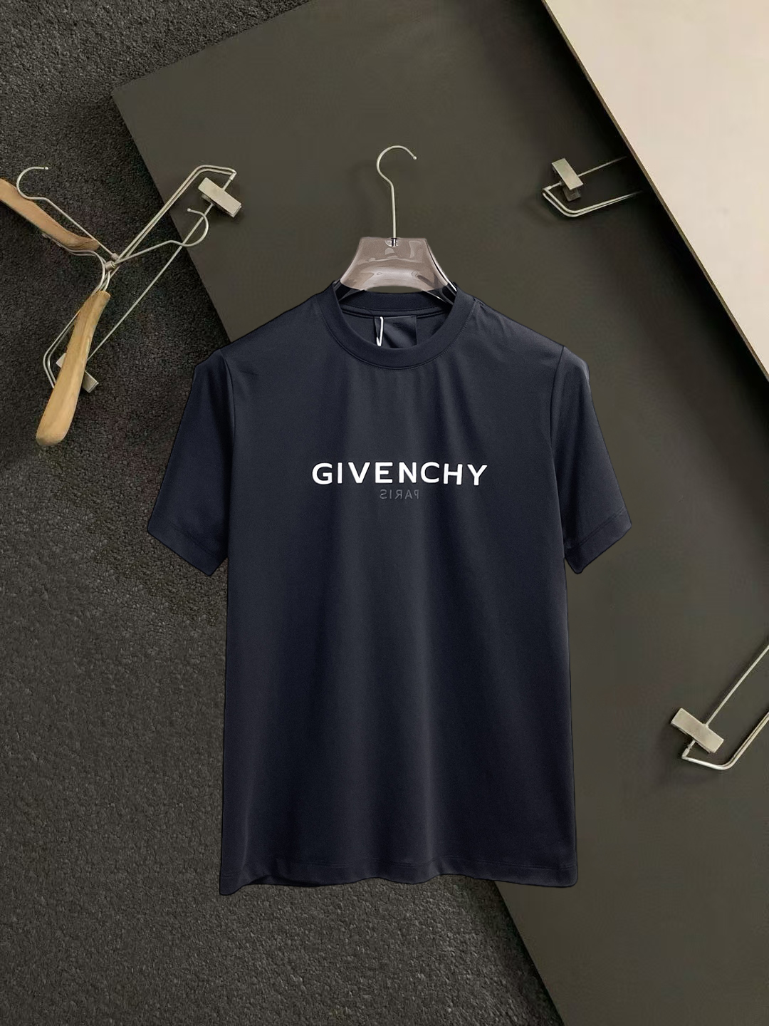 NO:931614,Givenchy's top products 2026 spring and summer new debut counter, the latest short-sleeved round neck T-shirt, high-end customization, avant-garde and fashionable design!  The brand logo is designed with heavy craftsmanship. High-end customized 260g fabric. Soft to the touch. Comfortable to wear. Exquisite stitching at the counter level. Fine workmanship. The upper body effect is incomparably handsome!  A must-have item for a stylish man!  Size S-XXL,,givenchy,T-shirt,tees,t-shirt,19860909纪梵希 顶级货品2026春夏新款首发专柜最新款短袖圆领T恤 高端订制 设计前卫时尚！品牌logo重工艺设计 高端定制260克面料.手感柔软.穿着舒适.专柜级别精致车线.做工精细.上身效果无敌帅气！型男必备单品！码数S-XXL,,givenchy,T-shirt,tees，t-shirt,,Men's clothing