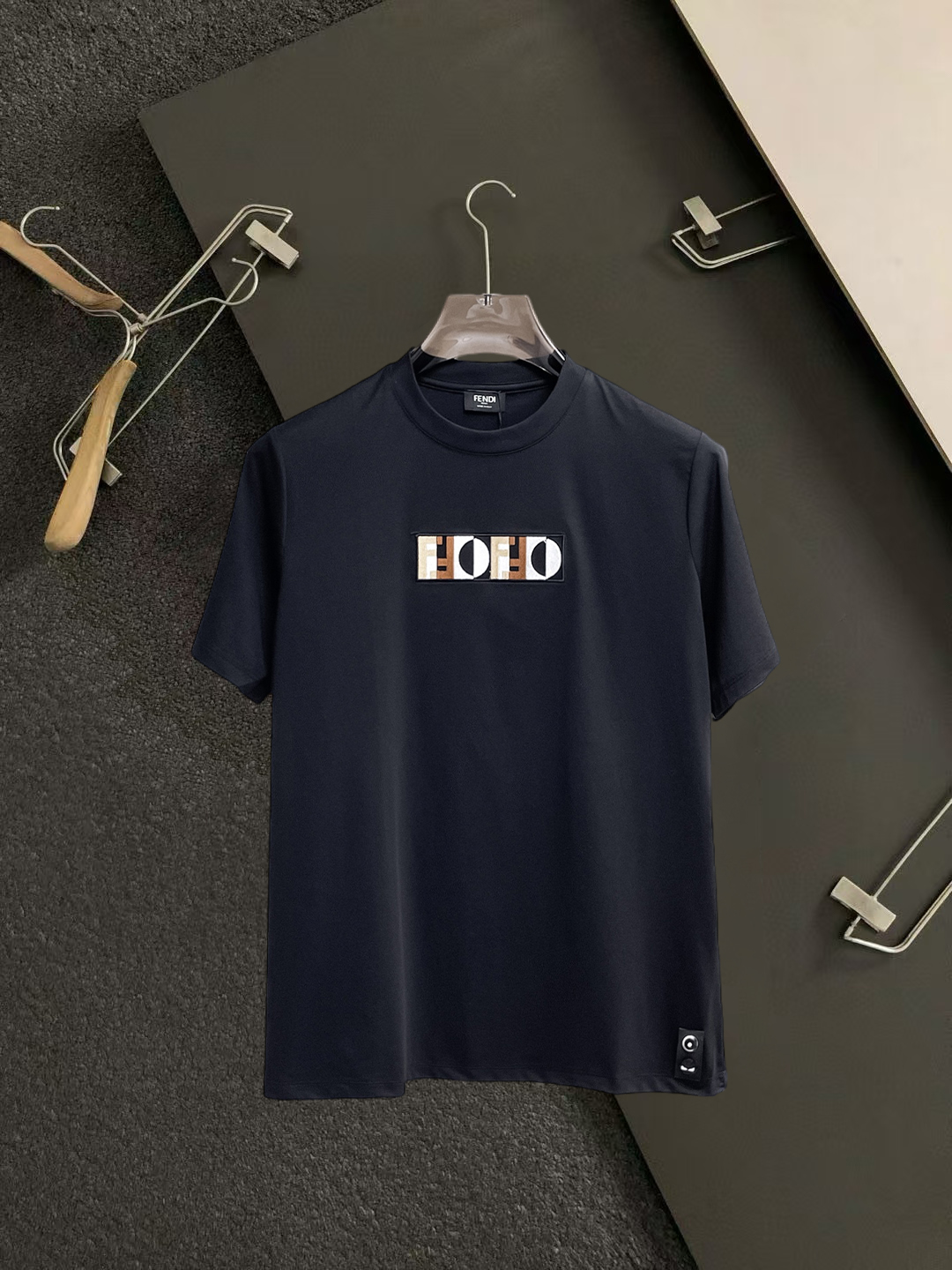 NO:931626,Fendi's top products 2026 spring and summer new debut counter latest short-sleeved round neck T-shirt, high-end customization, avant-garde and fashionable design!  The brand logo is designed with heavy craftsmanship. High-end customized 260g fabric. Soft to the touch. Comfortable to wear. Exquisite stitching at the counter level. Fine workmanship. The upper body effect is incomparably handsome!  A must-have item for a stylish man!  Size S-XXL,,fendi,T-shirt,tees,t-shirt,19860909芬迪 顶级货品2026春夏新款首发专柜最新款短袖圆领T恤 高端订制 设计前卫时尚！品牌logo重工艺设计 高端定制260克面料.手感柔软.穿着舒适.专柜级别精致车线.做工精细.上身效果无敌帅气！型男必备单品！码数S-XXL,,fendi,T-shirt,tees，t-shirt,,Men's clothing