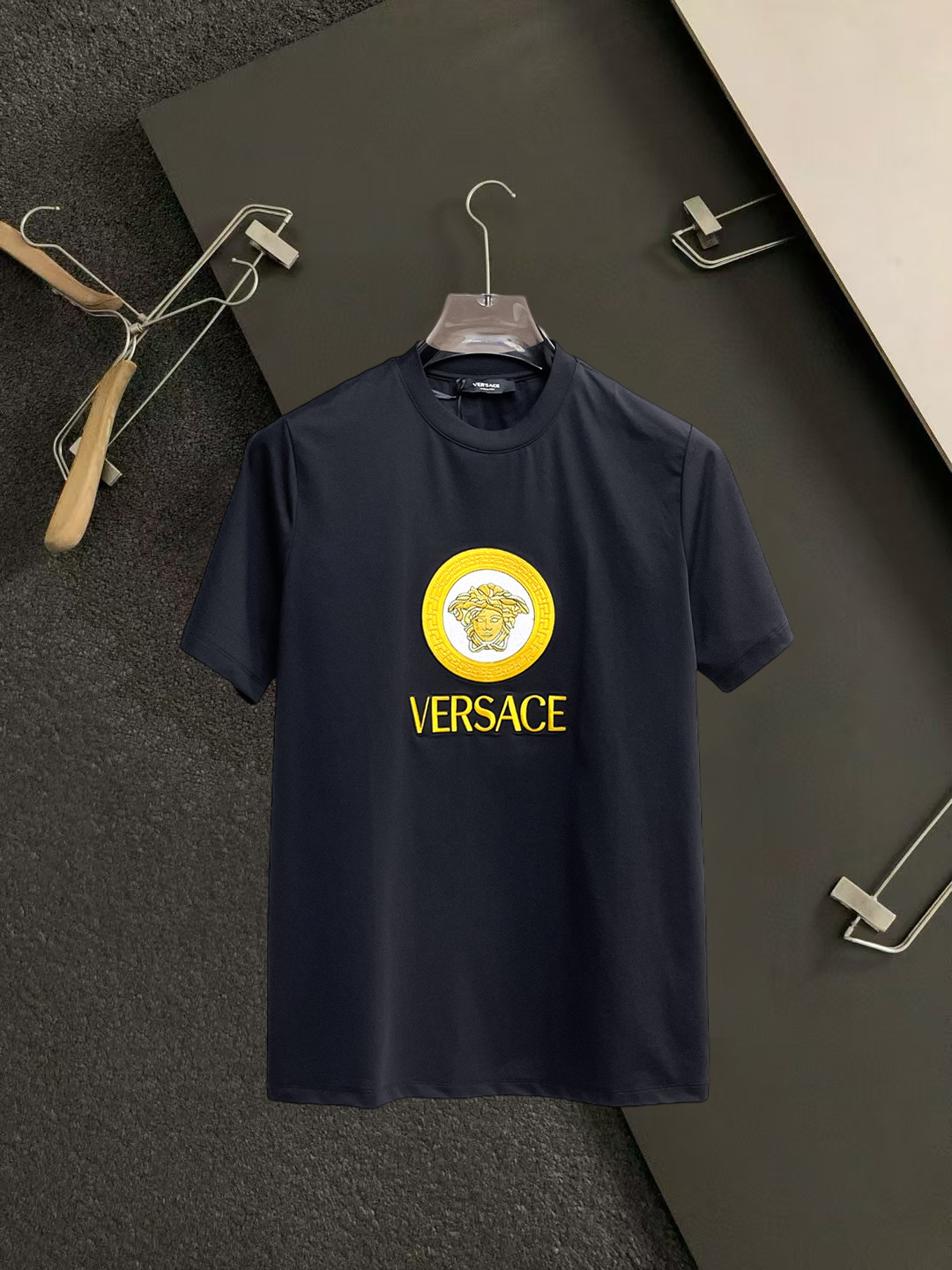 NO:931638,Versace's top products 2026 spring and summer new debut counter latest short-sleeved round neck T-shirt, high-end customization, avant-garde and fashionable design!  The brand logo is designed with heavy craftsmanship. High-end customized 260g fabric. Soft to the touch. Comfortable to wear. Exquisite stitching at the counter level. Fine workmanship. The upper body effect is incomparably handsome!  A must-have item for a stylish man!  Size S-XXL,,versace,T-shirt,tees,t-shirt,19860909范思哲 顶级货品2026春夏新款首发专柜最新款短袖圆领T恤 高端订制 设计前卫时尚！品牌logo重工艺设计 高端定制260克面料.手感柔软.穿着舒适.专柜级别精致车线.做工精细.上身效果无敌帅气！型男必备单品！码数S-XXL,,versace,T-shirt,tees，t-shirt,,Men's clothing