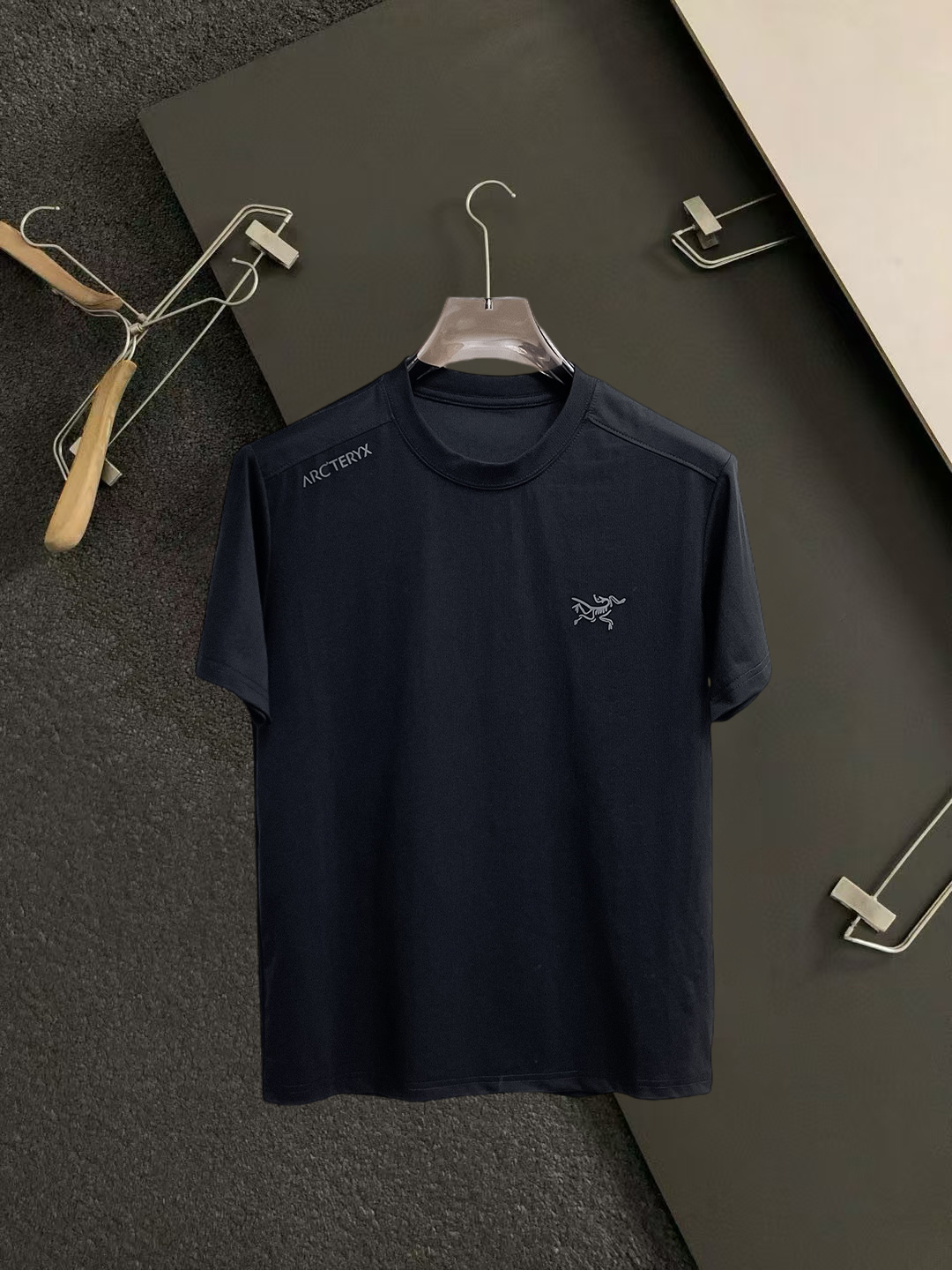 NO:931650,Arc'teryx's top products 2026 spring and summer new debut counter latest short-sleeved round neck T-shirt high-end custom design avant-garde fashion!  The brand logo is designed with heavy craftsmanship. High-end customized 260g fabric. Soft to the touch. Comfortable to wear. Exquisite stitching at the counter level. Fine workmanship. The upper body effect is incomparably handsome!  A must-have item for a stylish man!  Size M-XXXL,arc'teryx,T-shirt,tees,t-shirt,19860909始祖鸟 顶级货品2026春夏新款首发专柜最新款短袖圆领T恤 高端订制 设计前卫时尚！品牌logo重工艺设计 高端定制260克面料.手感柔软.穿着舒适.专柜级别精致车线.做工精细.上身效果无敌帅气！型男必备单品！码数M-XXXL,arc'teryx,T-shirt,tees，t-shirt,,Men's clothing