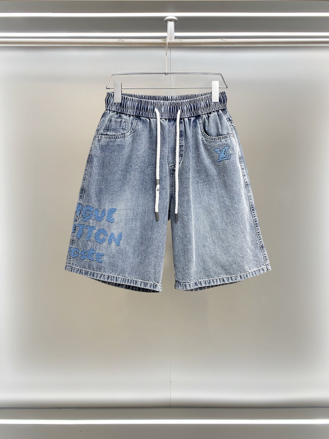 NO:931535,lv 2026ss summer new original counter casual shorts, luxury classic brand original LOGO accessories, counter best-selling model, very comfortable to wear, low-key yet luxurious, very classy to wear. Needless to say the trousers style and tailoring, the upper body is exquisite and high-end, first-class and top-quality materials. Really palace-level casual pants. The cotton of Turkey is selected for its outstanding quality. After heavy washing, the pants are very soft!  Don't be picky. The upper body is absolutely stylish and extremely luxurious. Please quote your height and weight when ordering sizes M-3XL.,,louis vuitton,shorts,19860909lv 2026ss夏季新款原单专柜休闲短裤,奢华经典品牌原版LOGO配饰 专柜热销款 身穿着非常舒适 低调不失奢华 穿出去非常有档次 裤型款式和裁剪亦无需多言 上身精致跃然高档一等一顶级质料 真正殿堂级的休闲裤 选用土耳其的棉花品质卓然,经过重水洗使得裤子很柔软！不挑人 上身绝对的有型 极度奢华. 尺码M-3XL下单报身高体重.,,louis vuitton,shorts,,Men's clothing