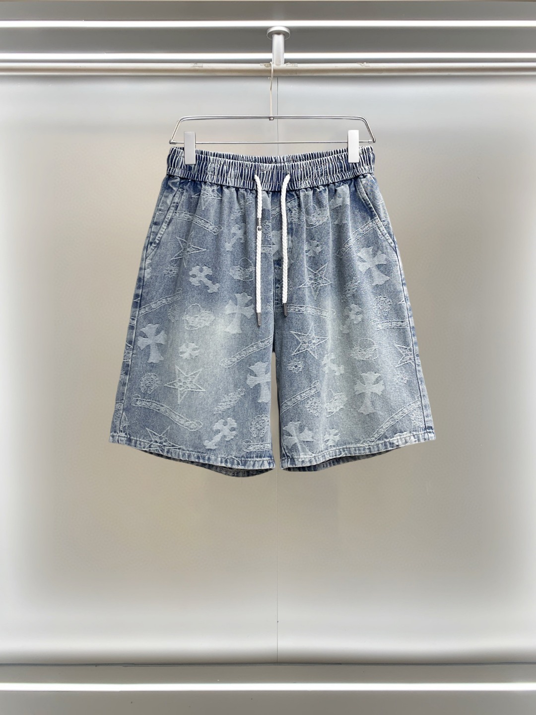 NO:931545,Kroxin 2026ss summer new original counter casual shorts, luxury classic brand original LOGO accessories, counter best-selling model, very comfortable to wear, low-key yet luxurious, very classy to wear. Needless to say the trousers style and tailoring, the upper body is exquisite and high-end, made of first-class top quality materials. Really palace-level casual pants. The cotton of Turkey is of outstanding quality. After heavy washing, the pants are very soft!  Don't be picky. The upper body is absolutely stylish and extremely luxurious. Please state your height and weight when ordering sizes M-3XL.,,chrome hearts,shorts,19860909克罗心 2026ss夏季新款原单专柜休闲短裤,奢华经典品牌原版LOGO配饰 专柜热销款 身穿着非常舒适 低调不失奢华 穿出去非常有档次 裤型款式和裁剪亦无需多言 上身精致跃然高档一等一顶级质料 真正殿堂级的休闲裤 选用土耳其的棉花品质卓然,经过重水洗使得裤子很柔软！不挑人 上身绝对的有型 极度奢华. 尺码M-3XL下单报身高体重.,,chrome hearts,shorts,,Men's clothing