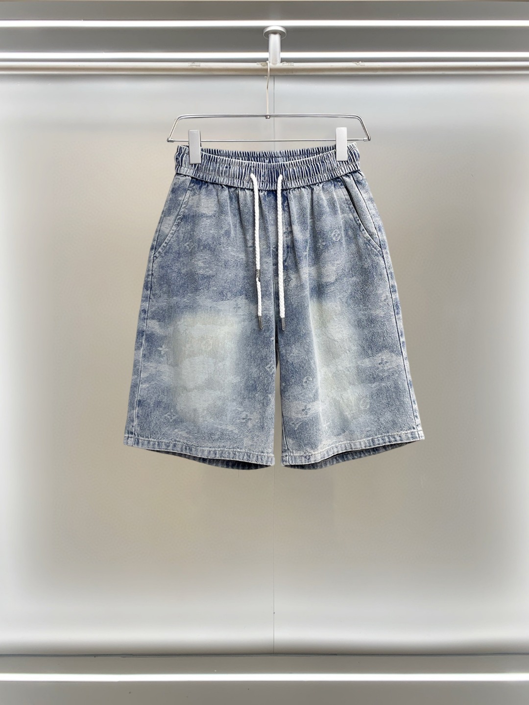 NO:931555,lv 2026ss summer new original counter casual shorts, luxury classic brand original LOGO accessories, counter best-selling model, very comfortable to wear, low-key yet luxurious, very classy to wear. Needless to say the trousers style and tailoring, the upper body is exquisite and high-end, first-class and top-quality materials. Really palace-level casual pants. The cotton of Turkey is selected for its outstanding quality. After heavy washing, the pants are very soft!  Don't be picky. The upper body is absolutely stylish and extremely luxurious. Please quote your height and weight when ordering sizes M-3XL.,,louis vuitton,shorts,19860909lv 2026ss夏季新款原单专柜休闲短裤,奢华经典品牌原版LOGO配饰 专柜热销款 身穿着非常舒适 低调不失奢华 穿出去非常有档次 裤型款式和裁剪亦无需多言 上身精致跃然高档一等一顶级质料 真正殿堂级的休闲裤 选用土耳其的棉花品质卓然,经过重水洗使得裤子很柔软！不挑人 上身绝对的有型 极度奢华. 尺码M-3XL下单报身高体重.,,louis vuitton,shorts,,Men's clothing