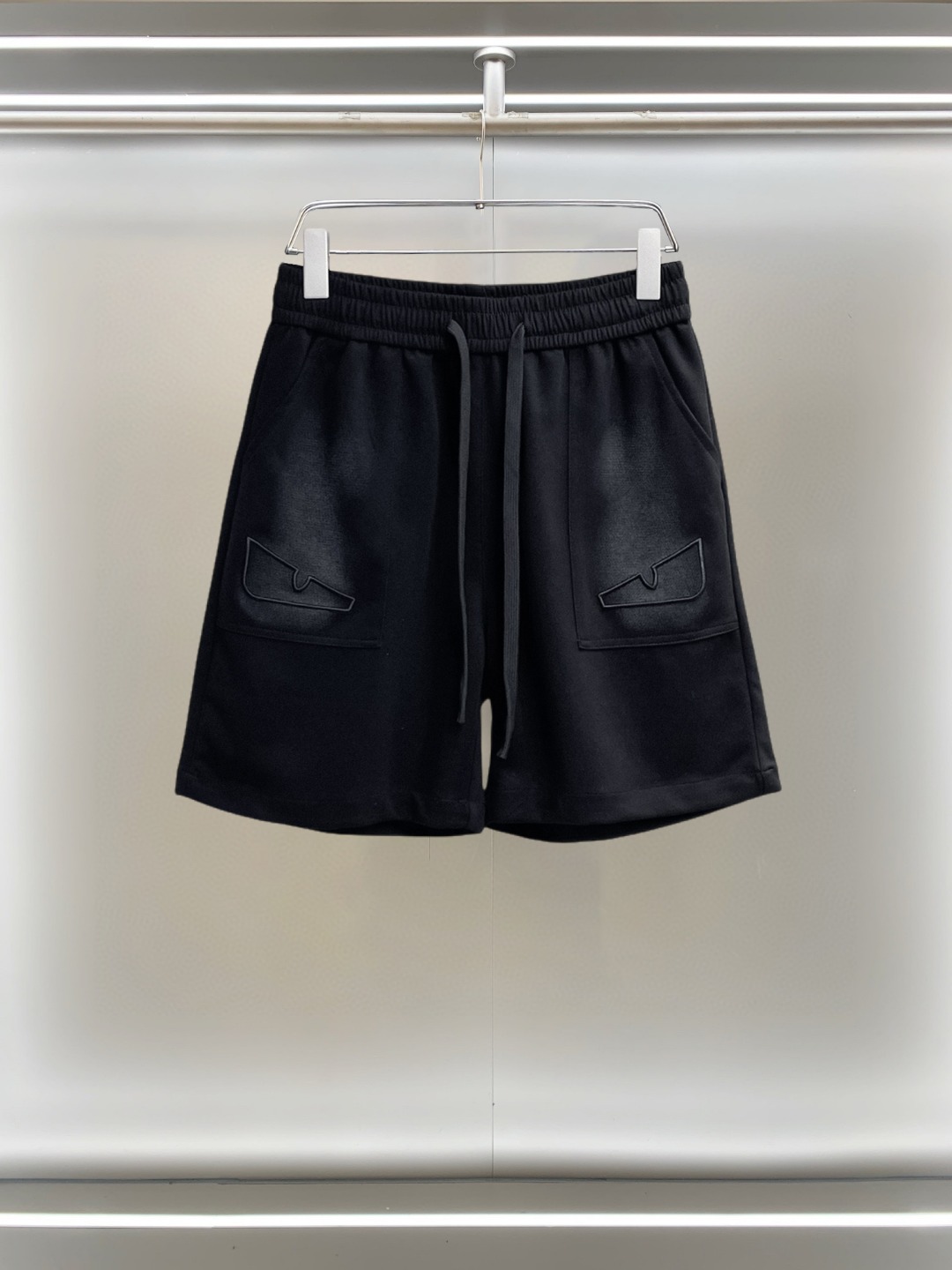 NO:931561,Fendi 2026ss summer new original counter casual shorts, luxury classic brand original LOGO accessories, counter best-selling style, very comfortable to wear, low-key yet luxurious, very classy to wear. Needless to say the trousers style and tailoring, the upper body is exquisite and high-end, first-class and top-quality materials. Really palace-level casual pants. The cotton of Turkey is of outstanding quality. After heavy washing, the pants are very soft!  Don't be picky, the upper body is absolutely stylish and extremely luxurious. Please quote your height and weight when ordering sizes M-3XL.,,fendi,shorts,19860909芬迪 2026ss夏季新款原单专柜休闲短裤,奢华经典品牌原版LOGO配饰 专柜热销款 身穿着非常舒适 低调不失奢华 穿出去非常有档次 裤型款式和裁剪亦无需多言 上身精致跃然高档一等一顶级质料 真正殿堂级的休闲裤 选用土耳其的棉花品质卓然,经过重水洗使得裤子很柔软！不挑人 上身绝对的有型 极度奢华. 尺码M-3XL下单报身高体重.,,fendi,shorts,,Men's clothing