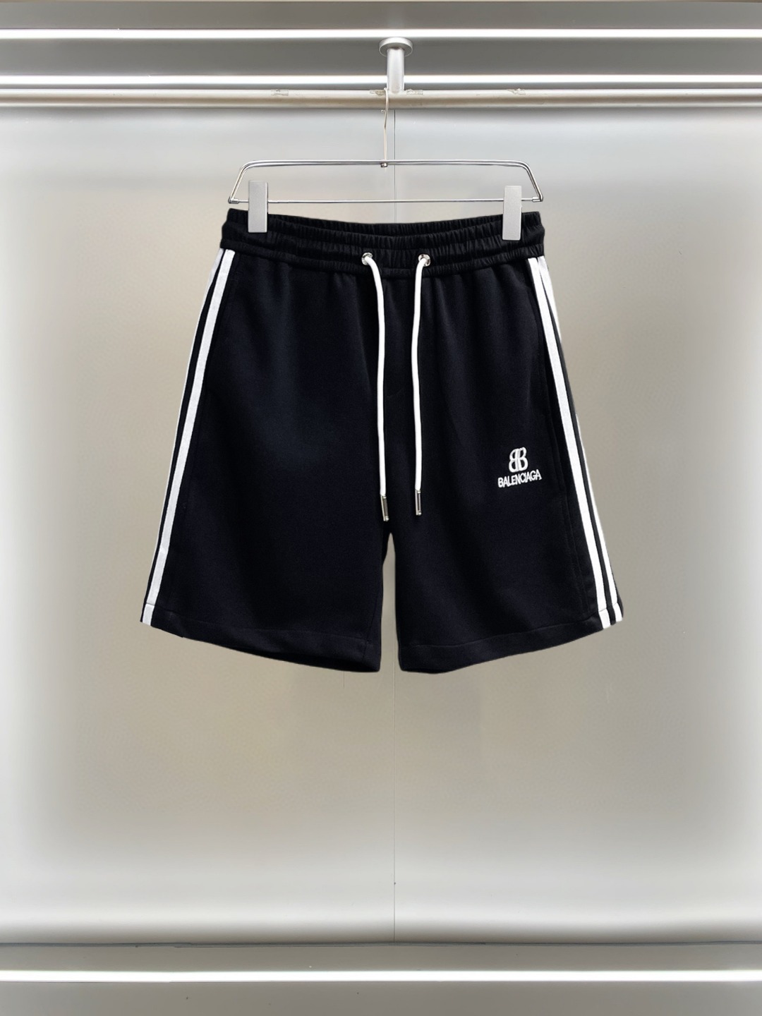 NO:931569,Balenciaga 2026ss summer new original counter casual shorts, luxury classic brand original LOGO accessories, counter best-selling style, very comfortable to wear, low-key yet luxurious, very classy to wear. Needless to say, the trousers style and tailoring. The upper body is exquisite and high-end, first-class and top-quality materials. Really palace-level casual pants. The cotton of Turkey is of outstanding quality. After heavy washing, the pants are very soft!  Don't be picky. The upper body is absolutely stylish and extremely luxurious. Please state your height and weight when ordering sizes M-3XL.,,balenciaga,shorts,19860909巴黎世家 2026ss夏季新款原单专柜休闲短裤,奢华经典品牌原版LOGO配饰 专柜热销款 身穿着非常舒适 低调不失奢华 穿出去非常有档次 裤型款式和裁剪亦无需多言 上身精致跃然高档一等一顶级质料 真正殿堂级的休闲裤 选用土耳其的棉花品质卓然,经过重水洗使得裤子很柔软！不挑人 上身绝对的有型 极度奢华. 尺码M-3XL下单报身高体重.,,balenciaga,shorts,,Men's clothing
