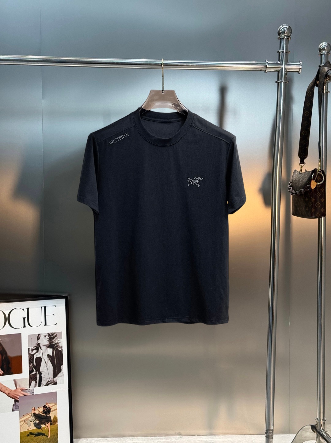 NO:931524,Arc'teryx's top products 2026 spring and summer new debut counter latest short-sleeved round neck T-shirt high-end custom design avant-garde fashion!  The brand logo is designed with heavy craftsmanship. High-end customized 260g fabric. Soft to the touch. Comfortable to wear. Exquisite stitching at the counter level. Fine workmanship. The upper body effect is incomparably handsome!  A must-have item for a stylish man!  Size M-XXXL,arc'teryx,T-shirt,tees,t-shirt,19860909始祖鸟 顶级货品2026春夏新款首发专柜最新款短袖圆领T恤 高端订制 设计前卫时尚！品牌logo重工艺设计 高端定制260克面料.手感柔软.穿着舒适.专柜级别精致车线.做工精细.上身效果无敌帅气！型男必备单品！码数M-XXXL,arc'teryx,T-shirt,tees，t-shirt,,Men's clothing