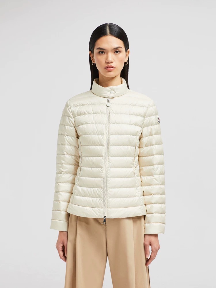 NO:463147,Moncler 25 early spring new lgelle thin down jacket, outlines the slim outline with a classic quilting design, the details of the stand collar enhance the temperament, light and warm. When wearing it in the spring or winter, one piece can easily control the changing weather. Three colors are selected, the style is free to be low-key black, pure white, gentle and nude - three high-end colors, suitable for different occasions and styles. Short cuts and lengthens the proportions, and small people can also wear long legs!  High-end gooseberry, the quality choice. Select high-quality gooseberry filling, both fluffy and warmth, light and no burden. The details show the ingenious craftsmanship. Color black pink white Size0 1 2 3,,down jacket,alexander wang19860909Moncler 25早春新款lgelle薄款羽绒服,以经典绗缝设计勾勒修身轮廓,立领细节提升气质,轻盈保暖两不误.开春换季或冬日叠穿,一件轻松驾驭多变天气. 三色臻选,风格随心 低调黑、纯净白、温柔裸——三种高级色调,适配不同场合与穿搭风格.短款剪裁拉长比例,小个子也能穿出大长腿！ 高端鹅绒,品质之选 严选优质鹅绒填充,蓬松度与保暖性兼具,轻薄无负担.细节处尽显匠心工艺 颜色黑 粉 白 Size0 1 2 3,,down jacket,alexander wang,Women's clothing