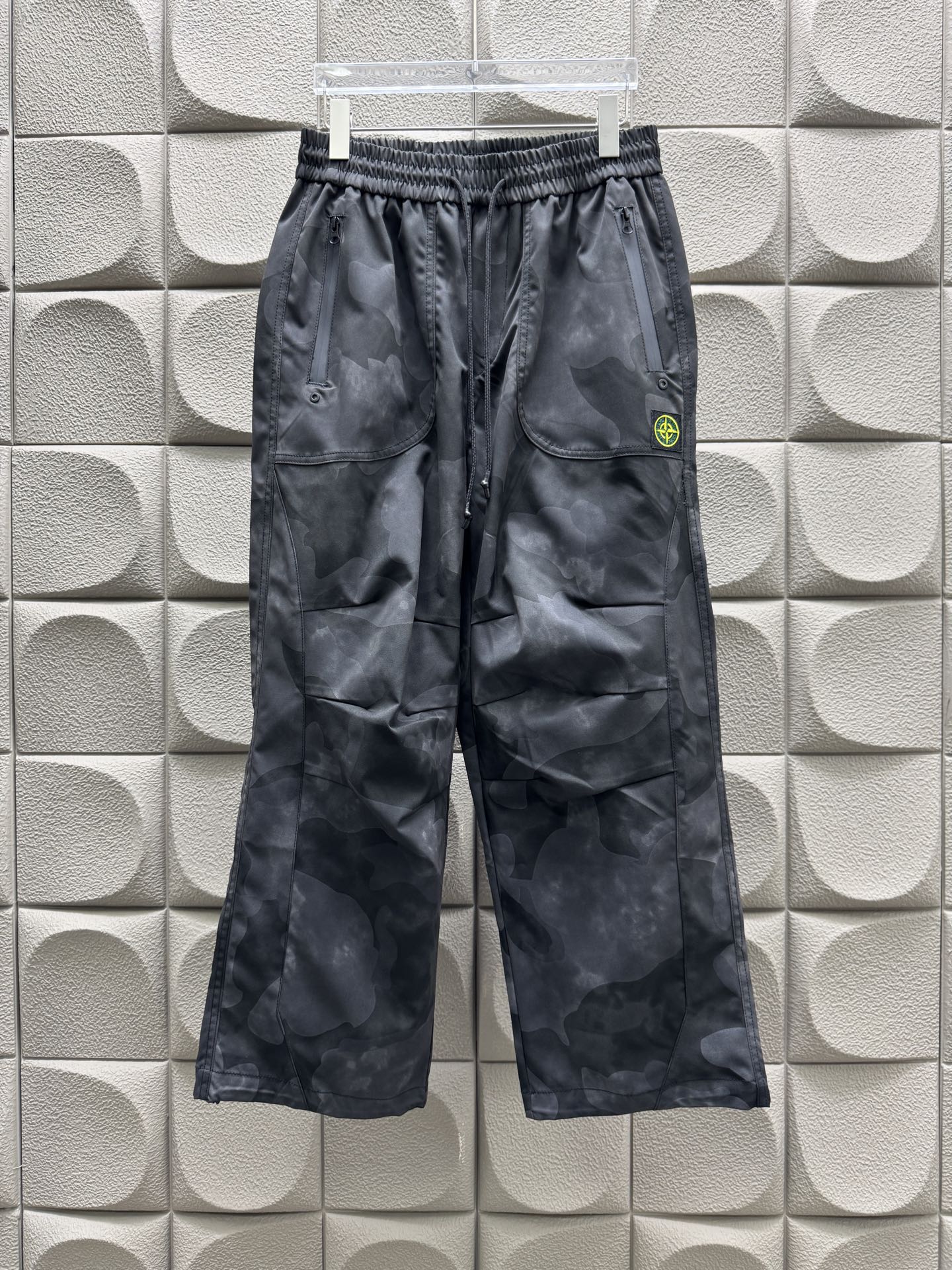 NO:482828,Shitou Island autumn casual straight-leg work trousers are made of polyester fabric, wear-resistant, wrinkle-resistant and quick-drying. The elastic waistline of the camouflage pants, hiking, camping, workwear style, and street style. The upper body is eye-catching enough and has a great chance of turning back!  Code number M-3XL, alexander wang19860909石头岛秋款休闲直筒工装长裤,采用聚酯纤维面料耐磨、抗皱、快干,迷彩裤弹性腰围、徒步、露营、工装风、街头风格搭配. 上身足够吸睛且回头率爆棚！码数M-3XL,,alexander wang,Men's clothing