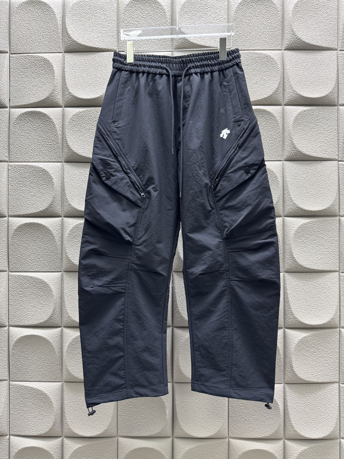 NO:482833,DiSant autumn trousers, Hong Kong foreign companies channel products, high-quality polyester fiber fabrics, and the delicateness and softness are extraordinary. The logo adds highlights and shows unique style charm everywhere. It is undoubtedly a hot pants!  It uses classic brand elements, from the main fabric to the detailed craftsmanship, all of which show the ingenuity of quality. The iconic logo LOGO perfects the design charm, soft and comfortable touch, very high-end, retro and fashionable, with a tasteful and tuneful visual style, and is a soul-like identity display!  Size M-3XL, alexander wang19860909迪桑特秋款长裤,香港洋行渠道货,高级优质聚酯纤维面料,,细腻柔软程度非同一般.标识增添看点,处处彰显独特的风格魅力,毋庸置疑的爆卖裤装！ 运用了经典的品牌元素,从主体面料到细节工艺,无不彰显出品质的匠心所在.标志性徽标LOGO完善设计韵味,触感柔软舒适,非常高级复古且时髦,视觉画风有品有调,属于灵魂式的身份彰显！尺码M-3XL,,alexander wang,Men's clothing