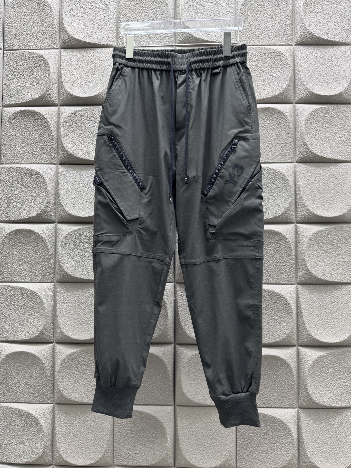 NO:482838,Y.3 autumn casual trousers are made of high-quality woven material, the fabric is silky and crisp, and the zipper design on both sides is decorated. The upper body is eye-catching and has a great chance of turning back!  Casual style cut, same style for men and women!  Code number M-XXXL, alexander wang19860909Y.3秋款休闲长裤,采用优质梭织材质,面料丝滑挺括,两侧拉链设计装饰,上身足够吸睛且回头率爆棚！休闲装版型剪裁,男女同款！码数M-XXXL,,alexander wang,Men's clothing