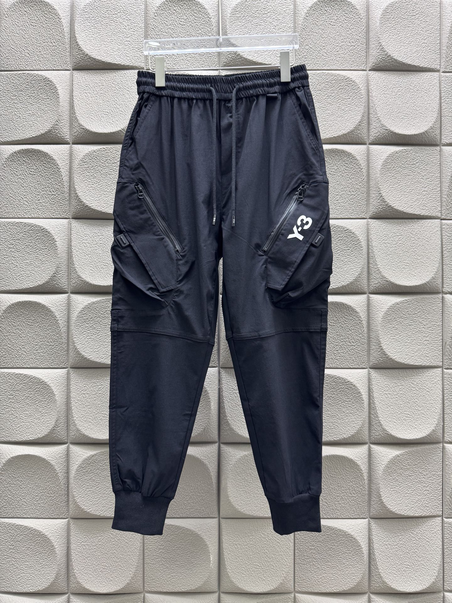 NO:482841,Y.3 autumn casual trousers are made of high-quality woven material, the fabric is silky and crisp, and the zipper design on both sides is decorated. The upper body is eye-catching and full of reversal rates!  Casual style cut, same style for men and women!  Code number M-XXXL, alexander wang19860909Y.3秋季休闲长裤,采用优质梭织材质,面料丝滑挺括,两侧拉链设计装饰,上身足够吸睛且回头率爆棚！休闲装版型剪裁,男女同款！码数M-XXXL,,alexander wang,Men's clothing