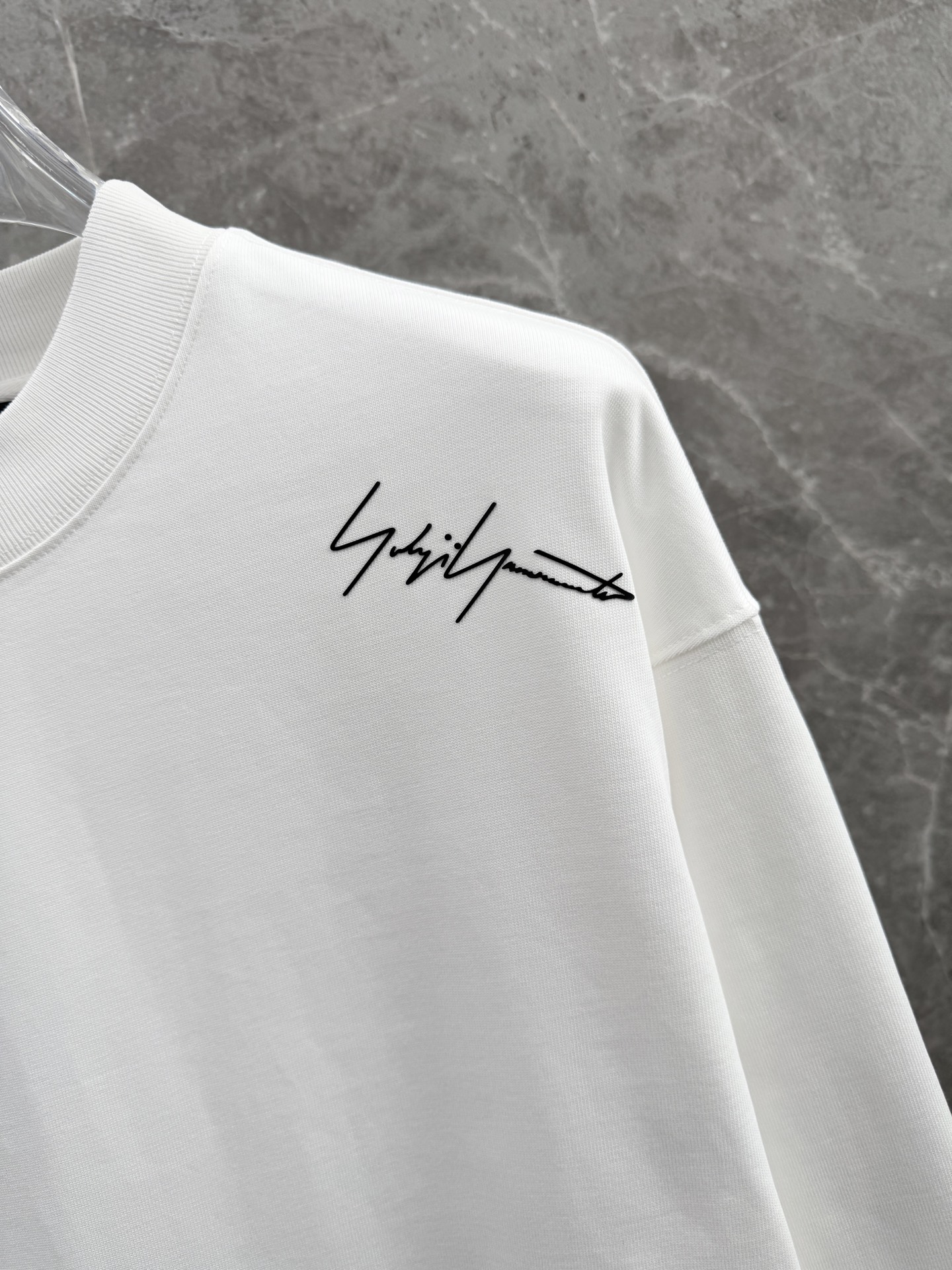 Y3山本耀司🌈🌈新款薄款长袖🆕采用百分百纯棉面料，宽松慵懒风，手感细腻，搭配logo品牌标识，内搭外穿都