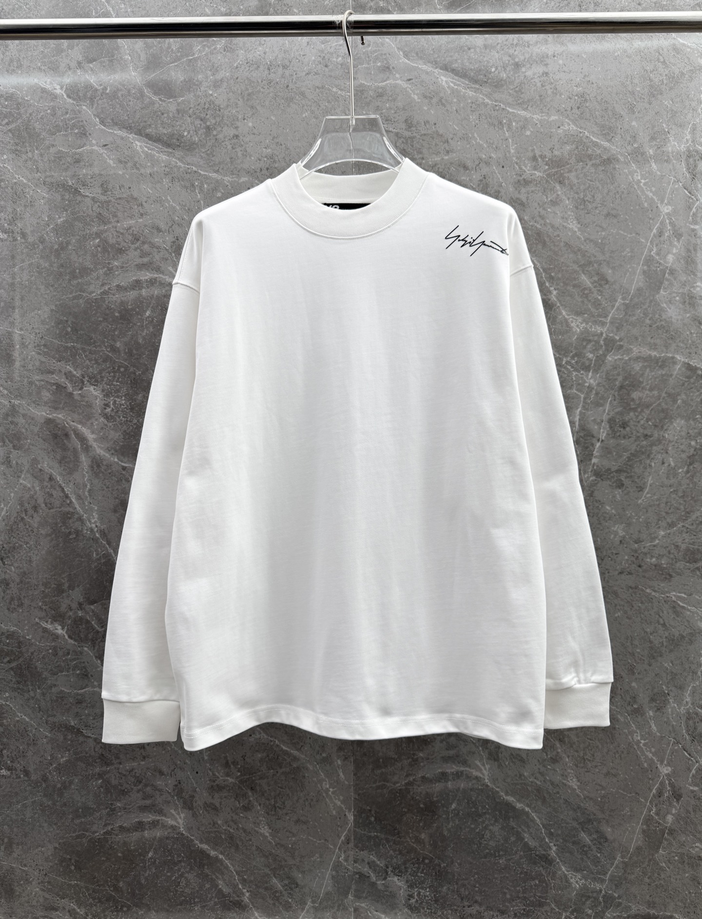 Y3山本耀司🌈🌈新款薄款长袖🆕采用百分百纯棉面料，宽松慵懒风，手感细腻，搭配logo品牌标识，内搭外穿都