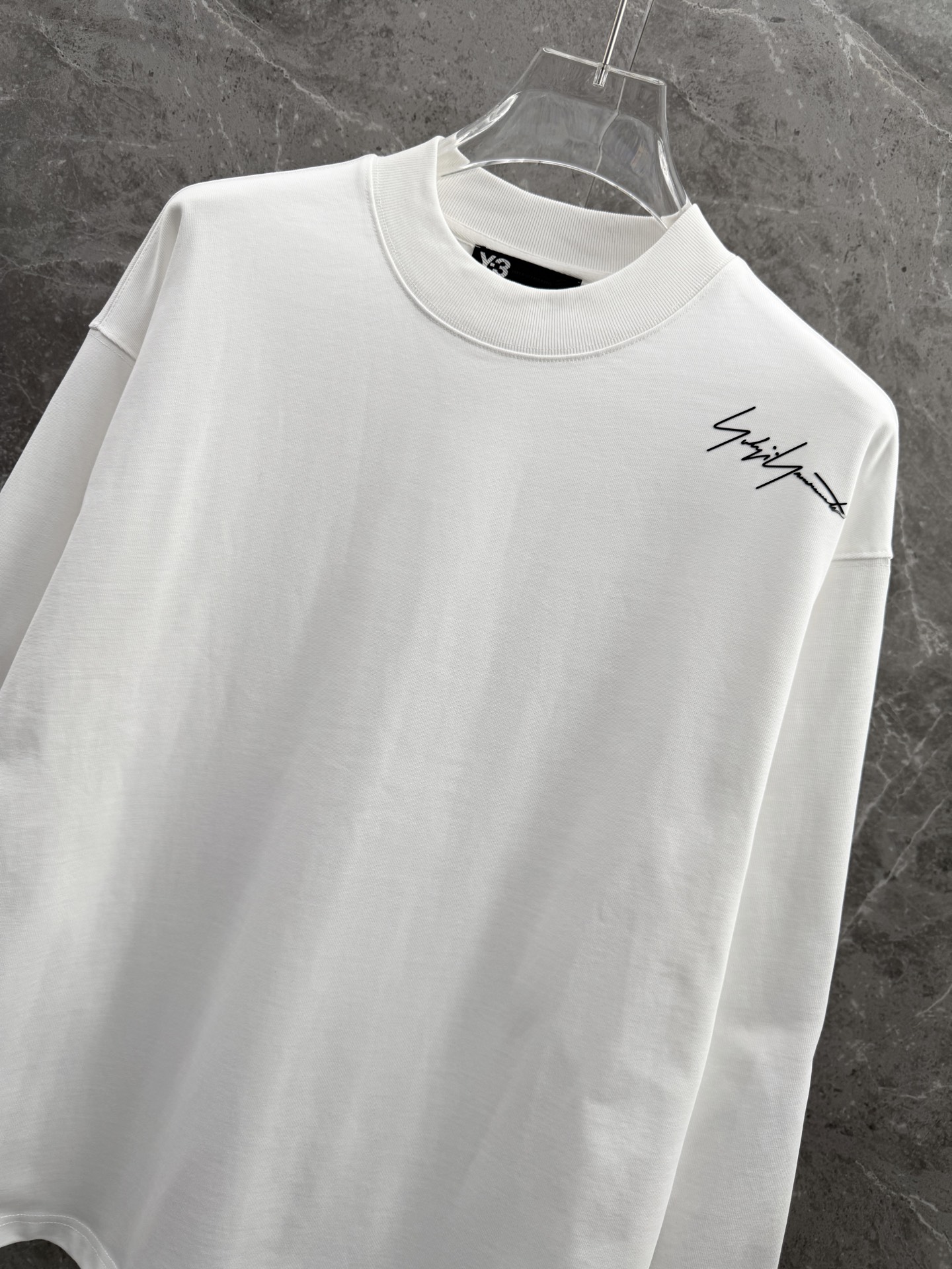 Y3山本耀司🌈🌈新款薄款长袖🆕采用百分百纯棉面料，宽松慵懒风，手感细腻，搭配logo品牌标识，内搭外穿都