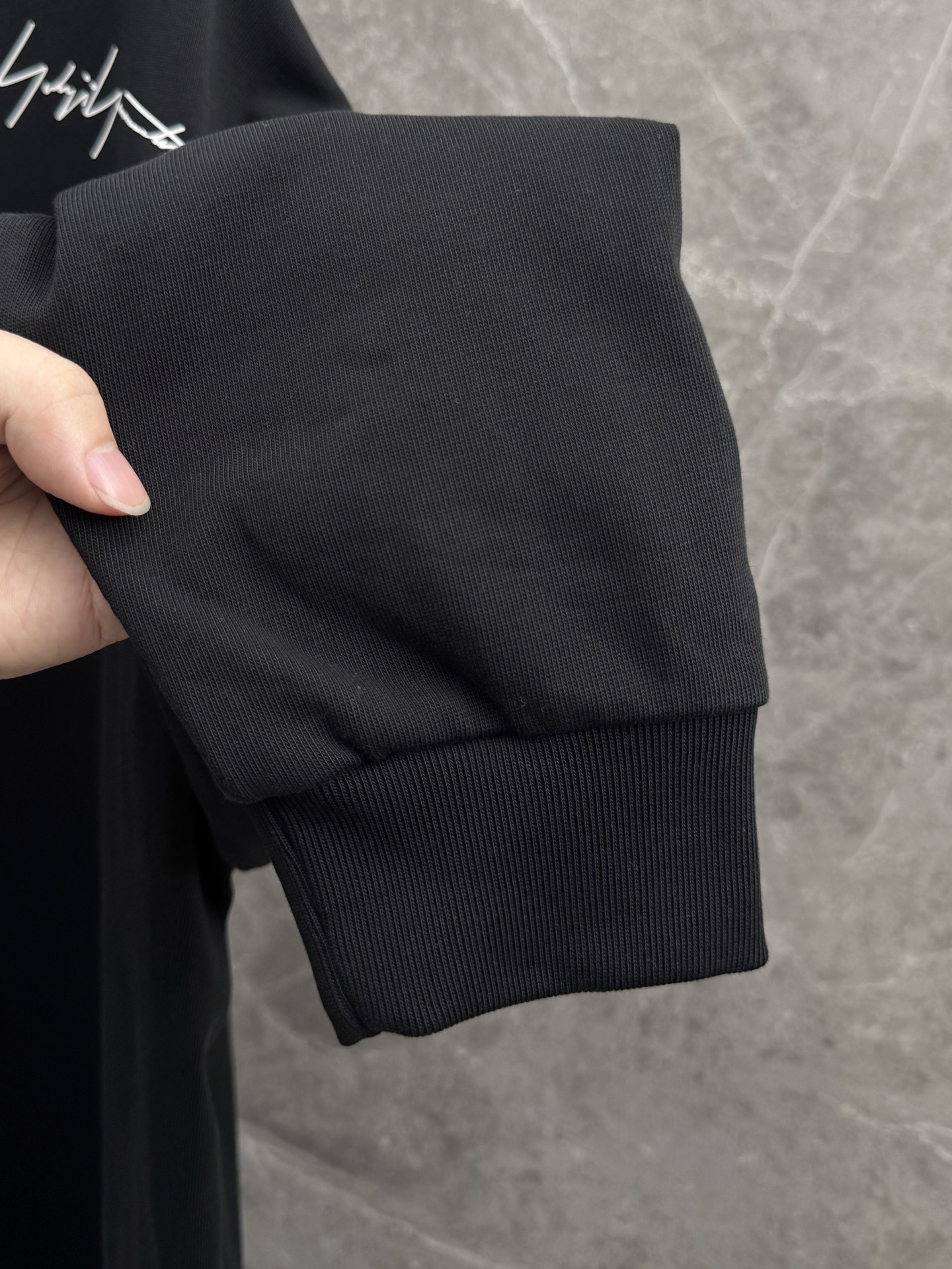 Y3山本耀司🌈🌈新款薄款长袖🆕采用百分百纯棉面料，宽松慵懒风，手感细腻，搭配logo品牌标识，内搭外穿都