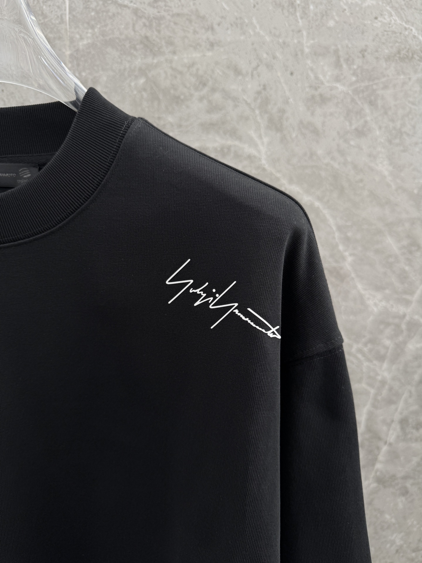 Y3山本耀司🌈🌈新款薄款长袖🆕采用百分百纯棉面料，宽松慵懒风，手感细腻，搭配logo品牌标识，内搭外穿都