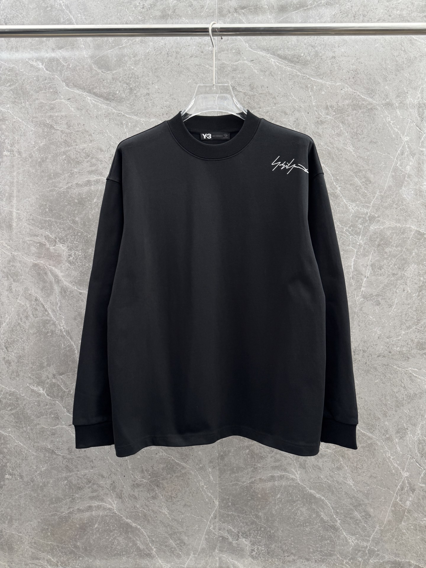 Y3山本耀司🌈🌈新款薄款长袖🆕采用百分百纯棉面料，宽松慵懒风，手感细腻，搭配logo品牌标识，内搭外穿都