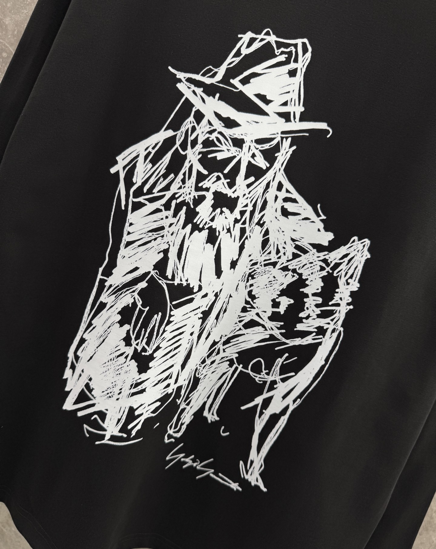 Y3山本耀司🌈🌈新款薄款长袖🆕采用百分百纯棉面料，宽松慵懒风，手感细腻，搭配logo品牌标识，内搭外穿都