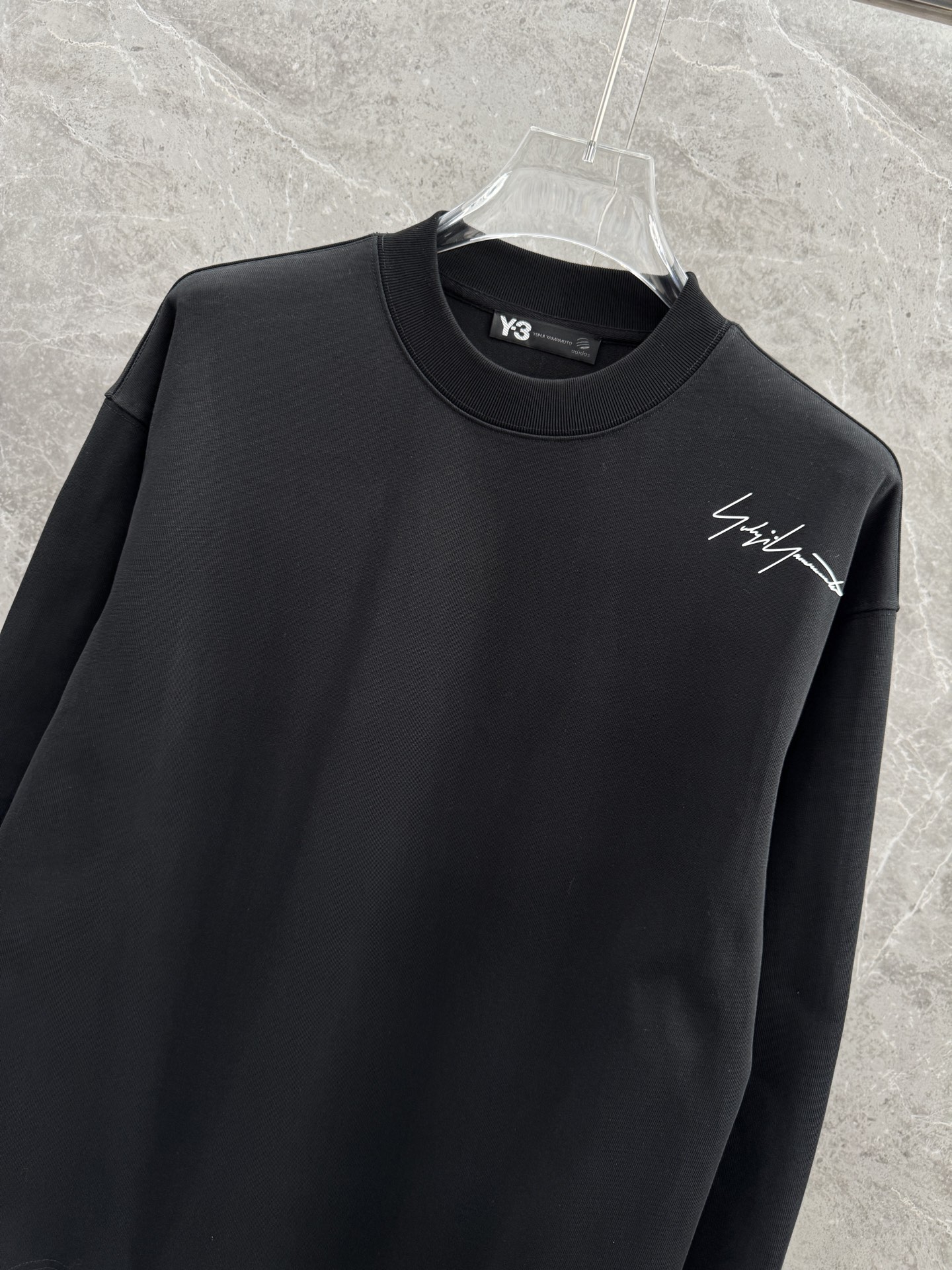 Y3山本耀司🌈🌈新款薄款长袖🆕采用百分百纯棉面料，宽松慵懒风，手感细腻，搭配logo品牌标识，内搭外穿都