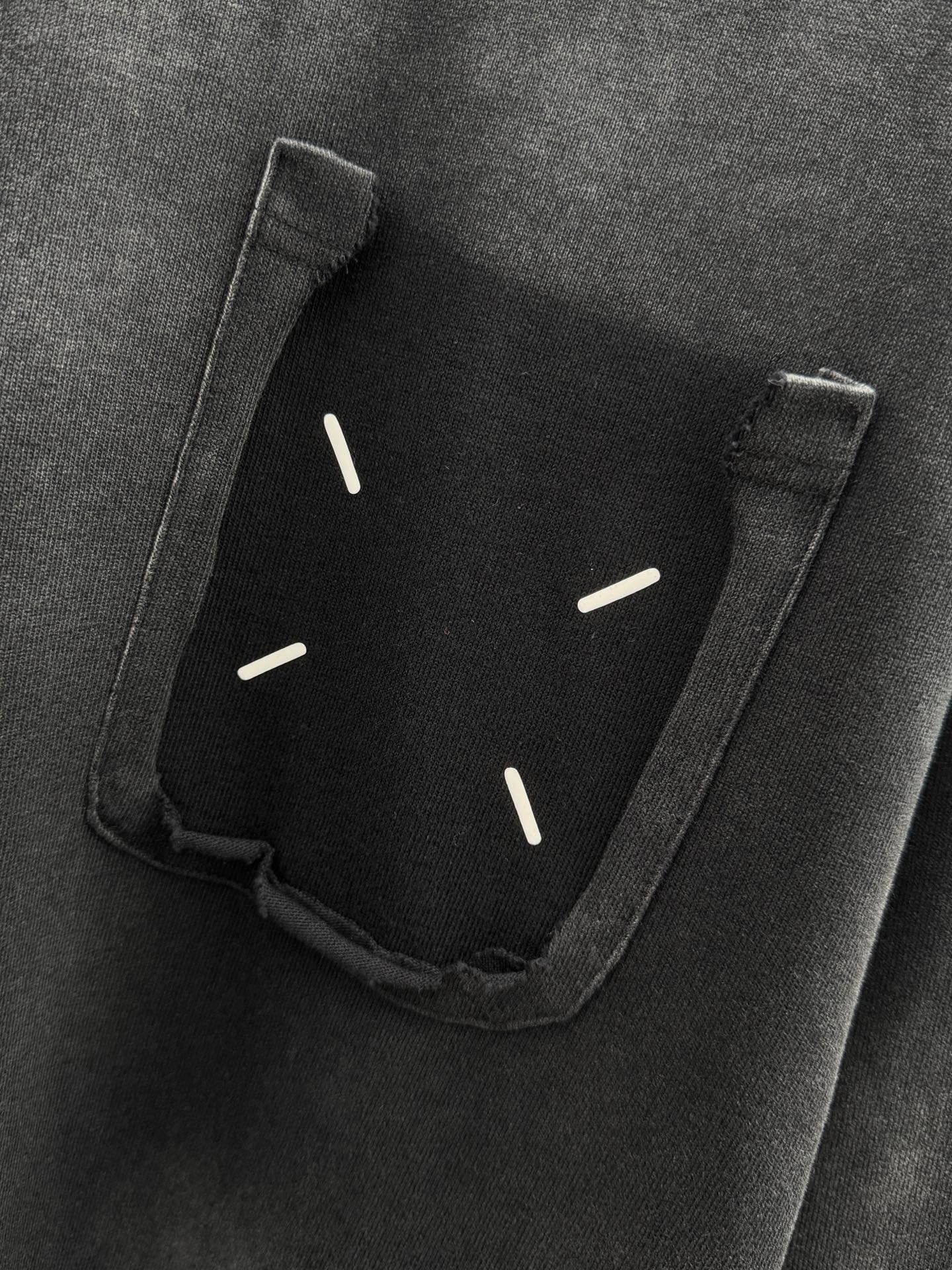 马吉拉🌈🌈新款长袖，采用高品质精梳棉纱, 废土风破坏喷马骝纯棉长T，吸湿排汗·布面紧密织造,细腻亲肤，渐