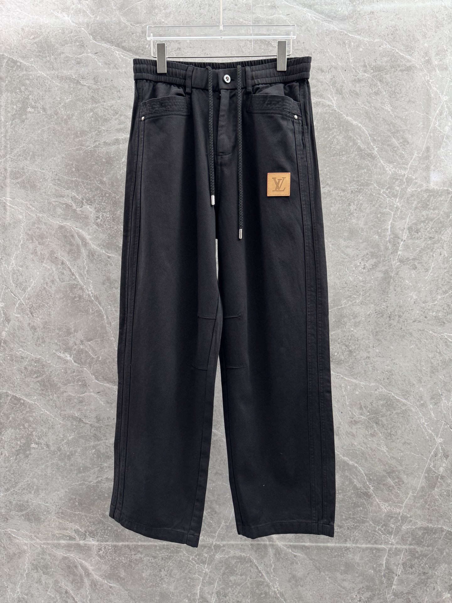 驴家🌈🌈新款休闲裤，采用优质高定面料，面料舒适透气，前面皮革logo设计，五金吊钟logo设计更加高档，