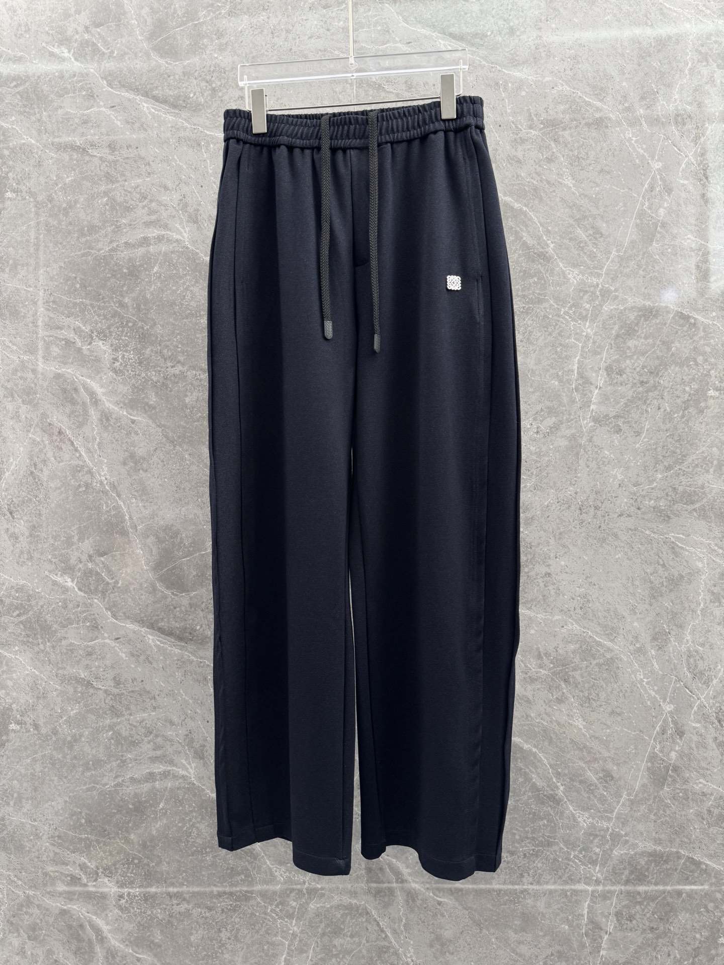 罗意威🌈🌈新款休闲裤，采用优质高定面料，面料舒适透气，手感柔软舒适，亲肤透气。前面五金logo设计，低调