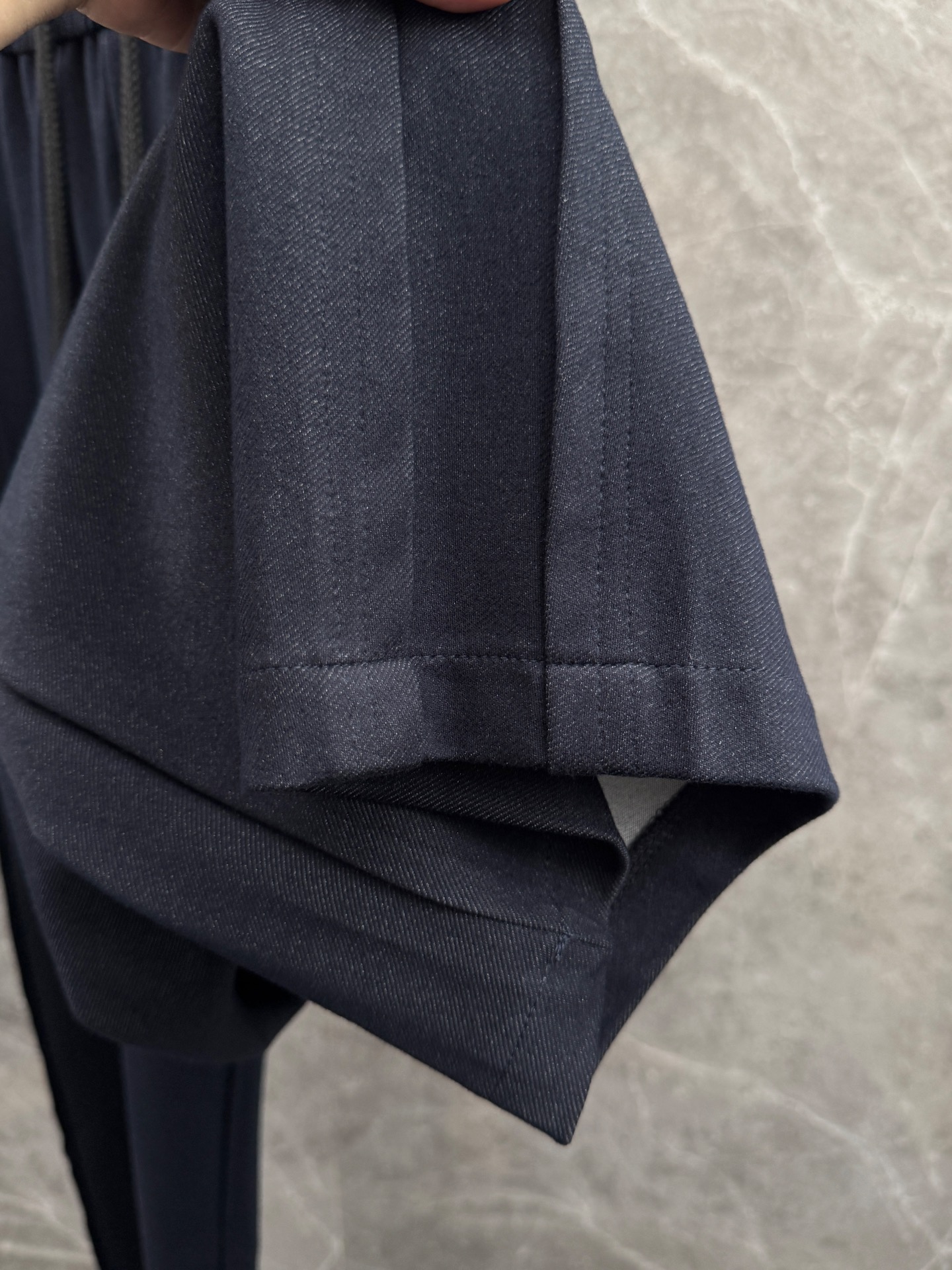 罗意威🌈🌈新款休闲裤，采用优质高定面料，面料舒适透气，手感柔软舒适，亲肤透气。前面五金logo设计，低调