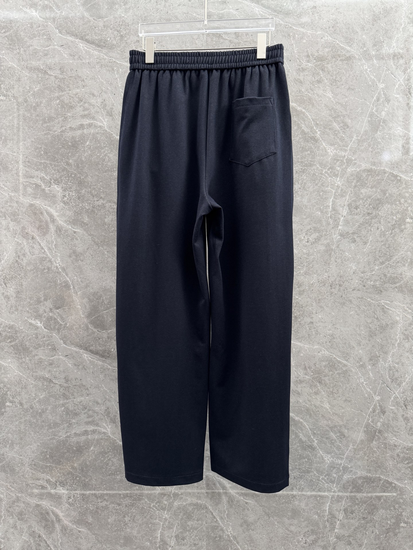 罗意威🌈🌈新款休闲裤，采用优质高定面料，面料舒适透气，手感柔软舒适，亲肤透气。前面五金logo设计，低调