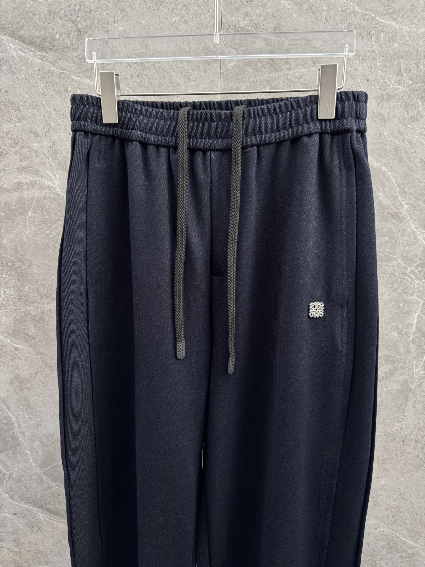 罗意威🌈🌈新款休闲裤，采用优质高定面料，面料舒适透气，手感柔软舒适，亲肤透气。前面五金logo设计，低调