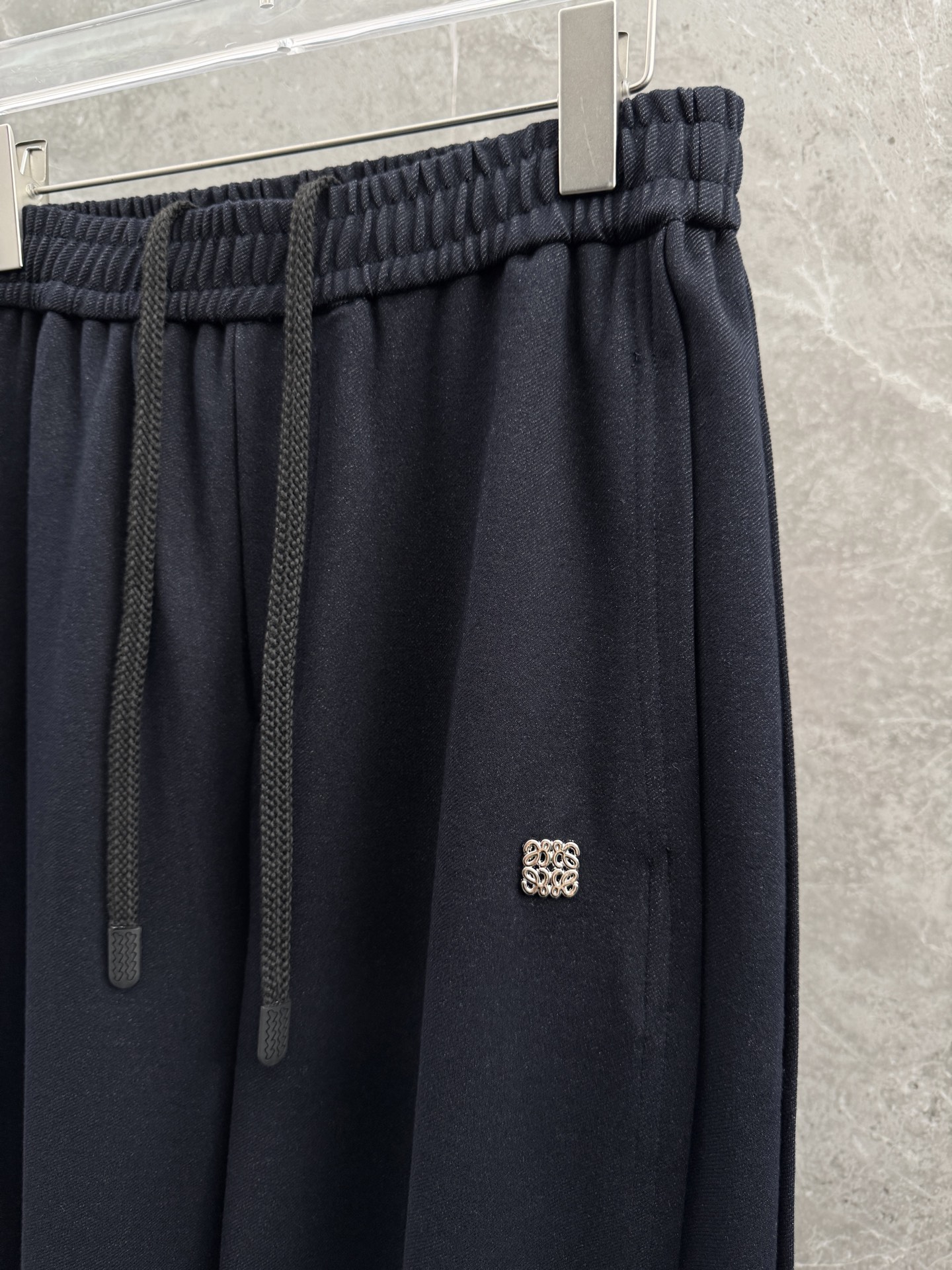 罗意威🌈🌈新款休闲裤，采用优质高定面料，面料舒适透气，手感柔软舒适，亲肤透气。前面五金logo设计，低调