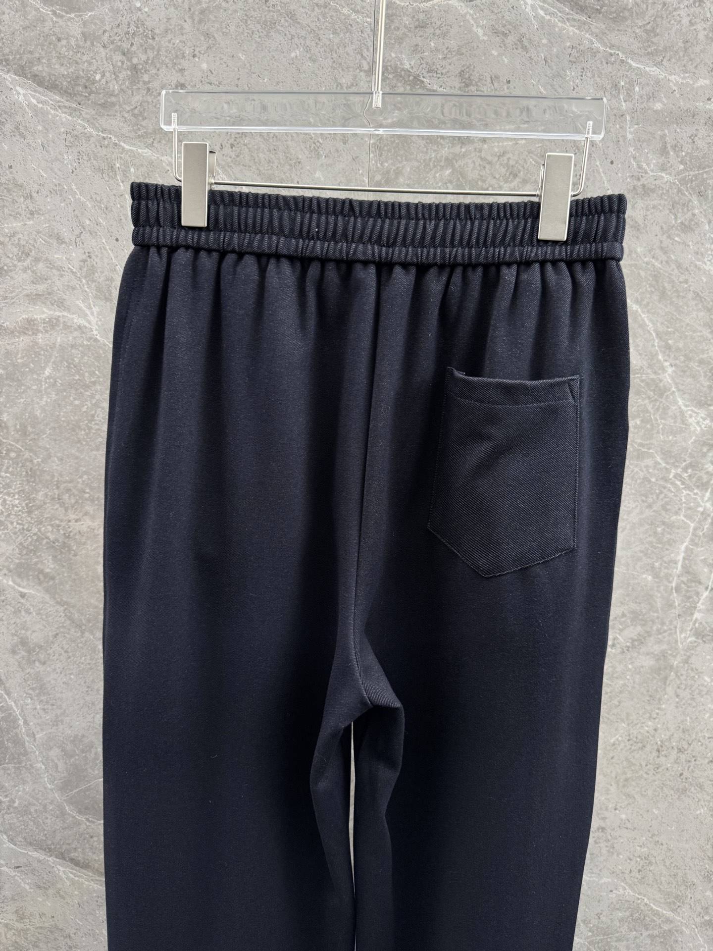 罗意威🌈🌈新款休闲裤，采用优质高定面料，面料舒适透气，手感柔软舒适，亲肤透气。前面五金logo设计，低调