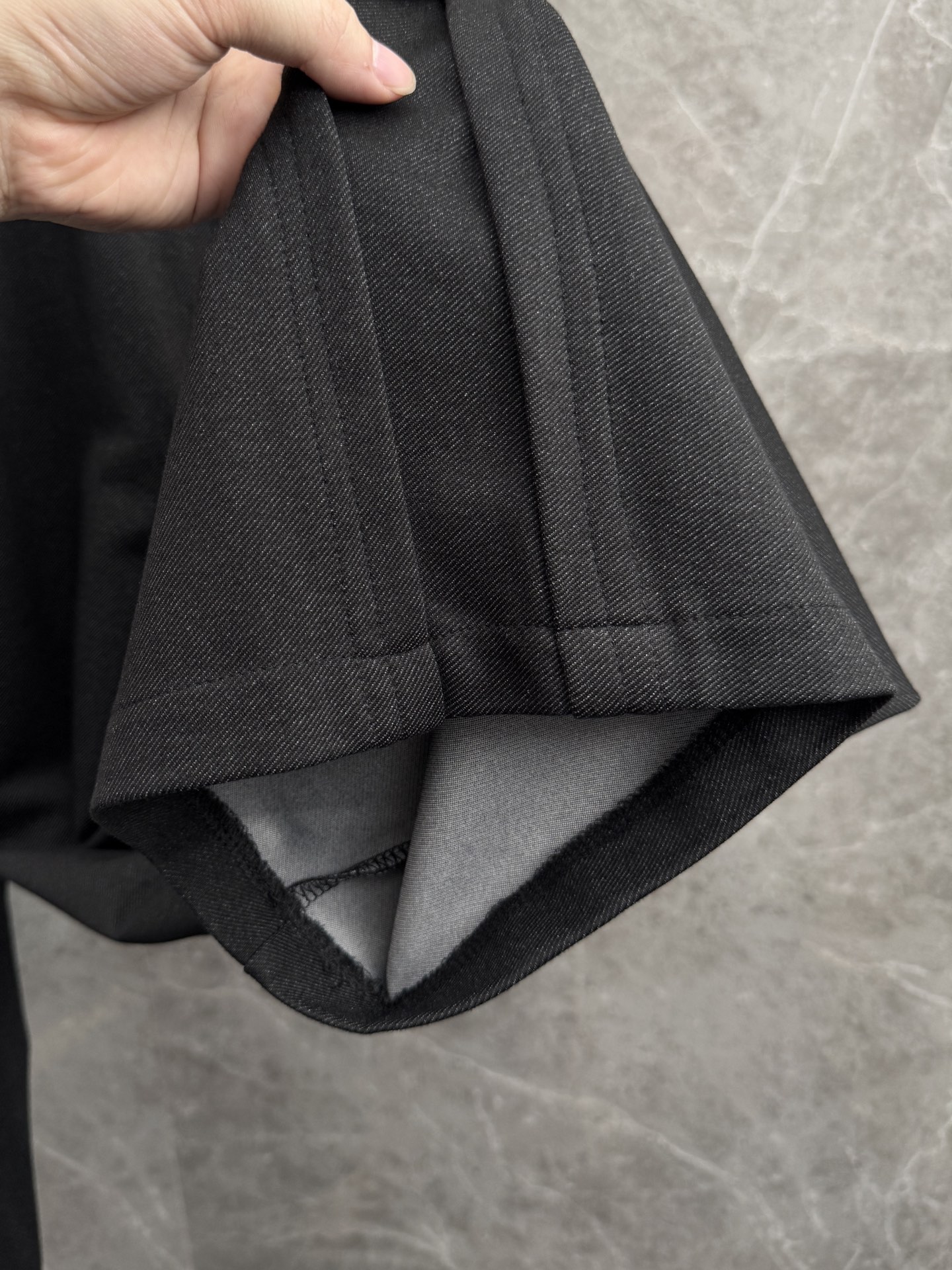 罗意威🌈🌈新款休闲裤，采用优质高定面料，面料舒适透气，手感柔软舒适，亲肤透气。前面五金logo设计，低调