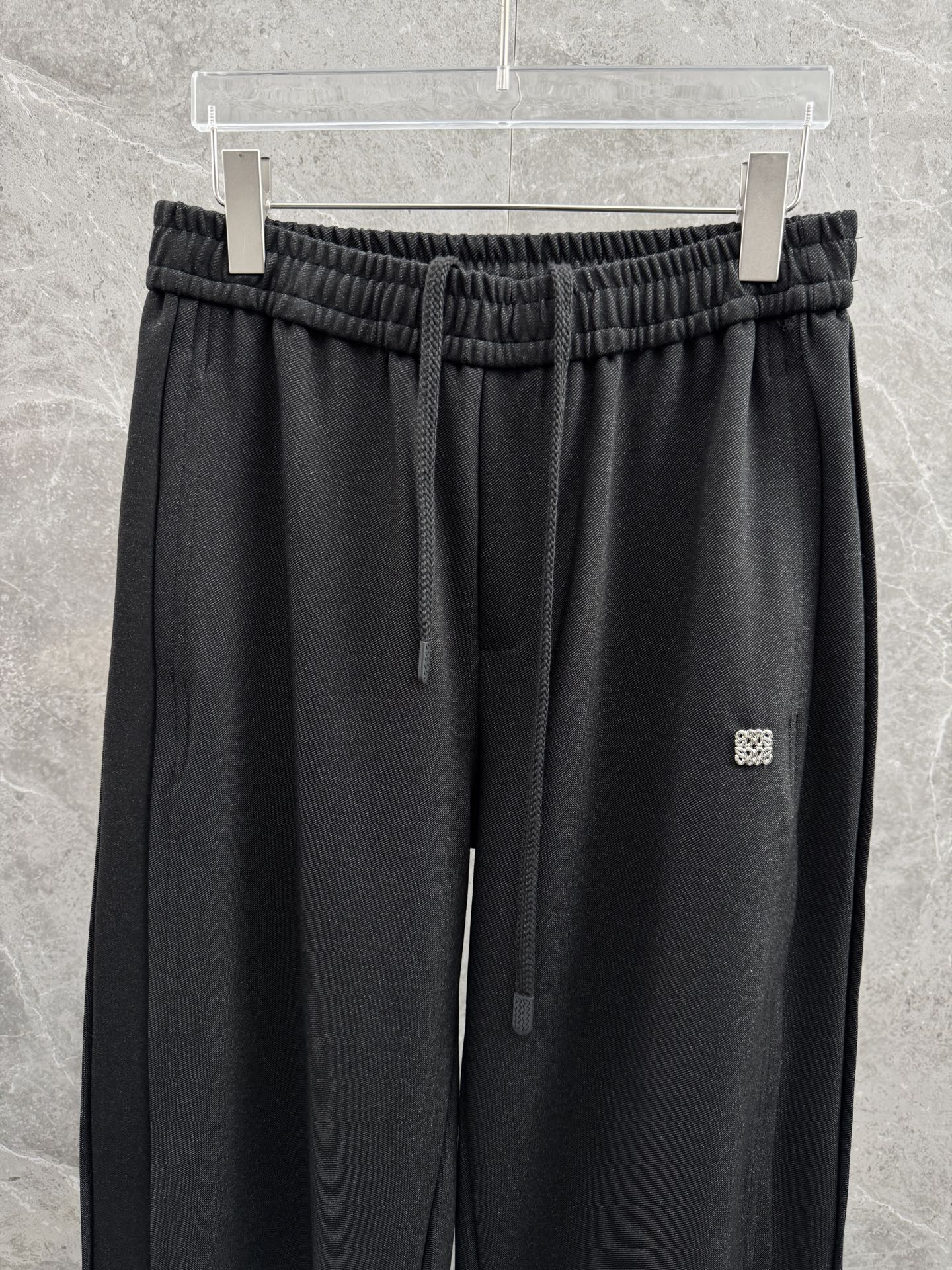 罗意威🌈🌈新款休闲裤，采用优质高定面料，面料舒适透气，手感柔软舒适，亲肤透气。前面五金logo设计，低调