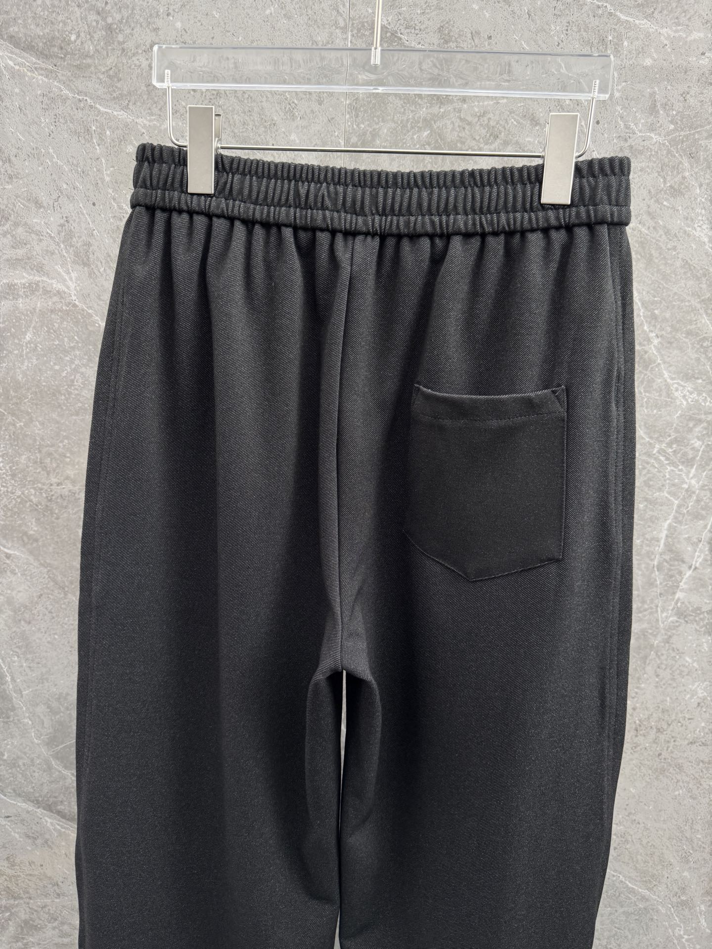 罗意威🌈🌈新款休闲裤，采用优质高定面料，面料舒适透气，手感柔软舒适，亲肤透气。前面五金logo设计，低调