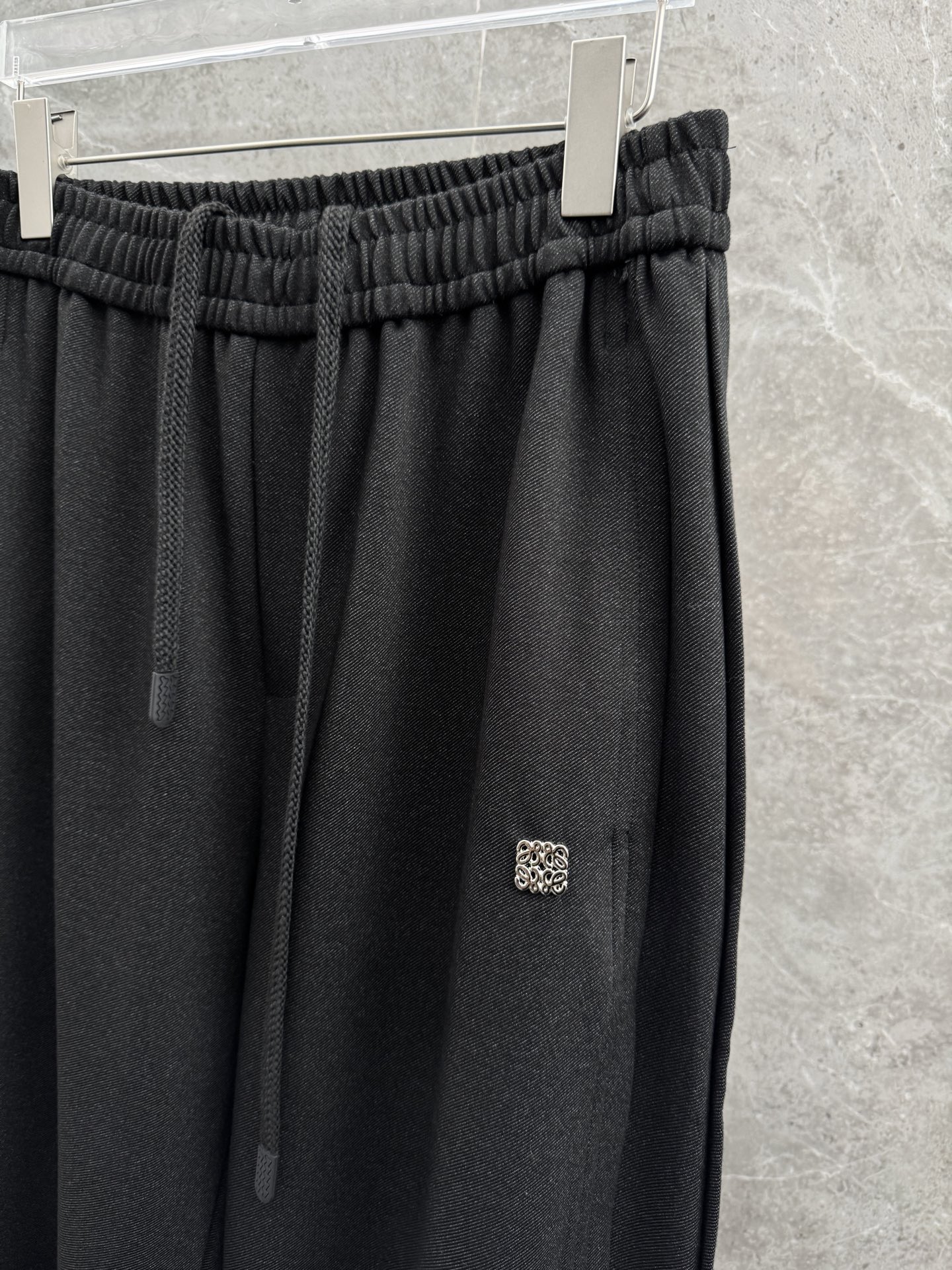 罗意威🌈🌈新款休闲裤，采用优质高定面料，面料舒适透气，手感柔软舒适，亲肤透气。前面五金logo设计，低调