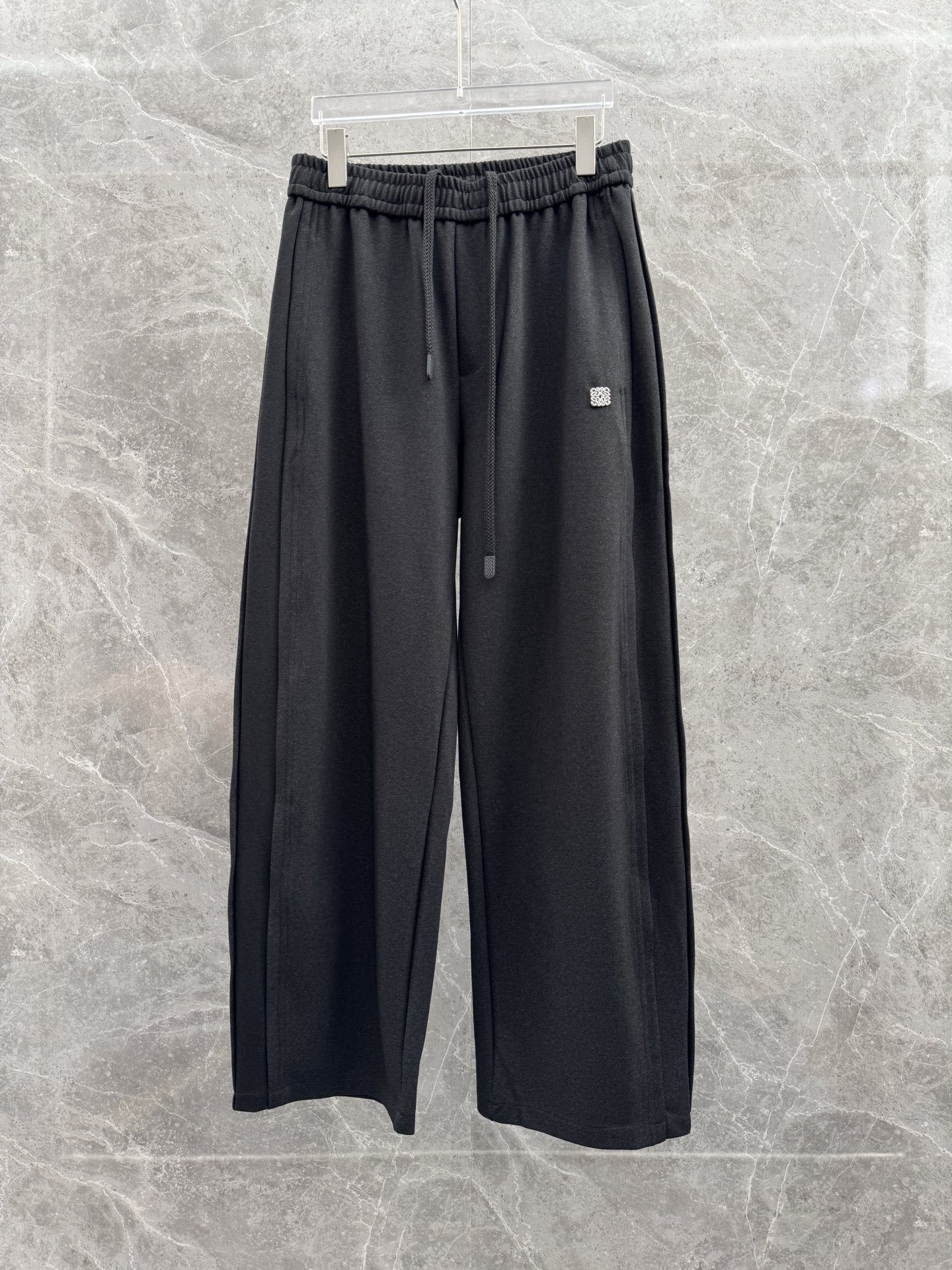 罗意威🌈🌈新款休闲裤，采用优质高定面料，面料舒适透气，手感柔软舒适，亲肤透气。前面五金logo设计，低调