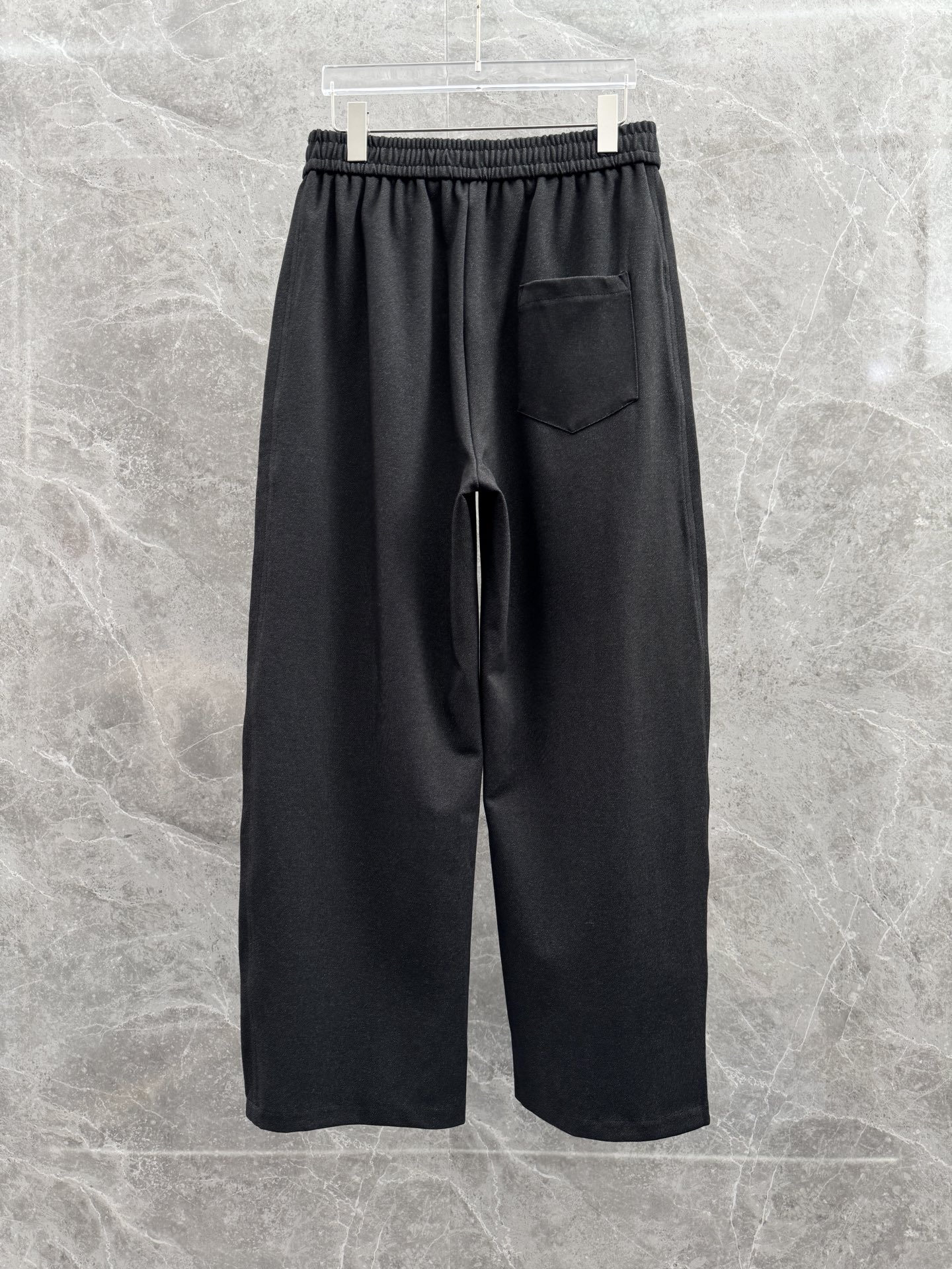 罗意威🌈🌈新款休闲裤，采用优质高定面料，面料舒适透气，手感柔软舒适，亲肤透气。前面五金logo设计，低调