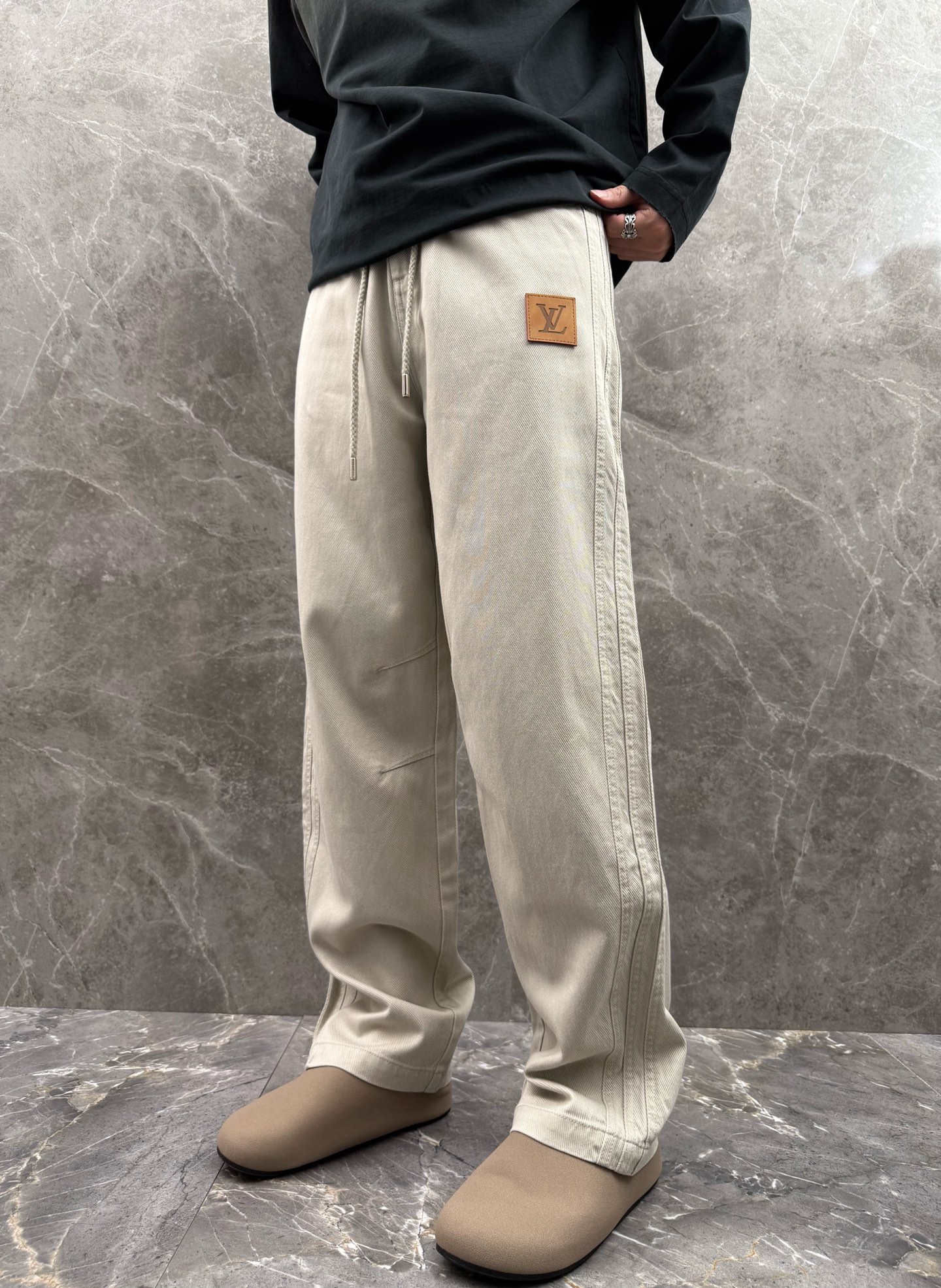 驴家🌈🌈新款休闲裤，采用优质高定面料，面料舒适透气，前面皮革logo设计，五金吊钟logo设计更加高档，