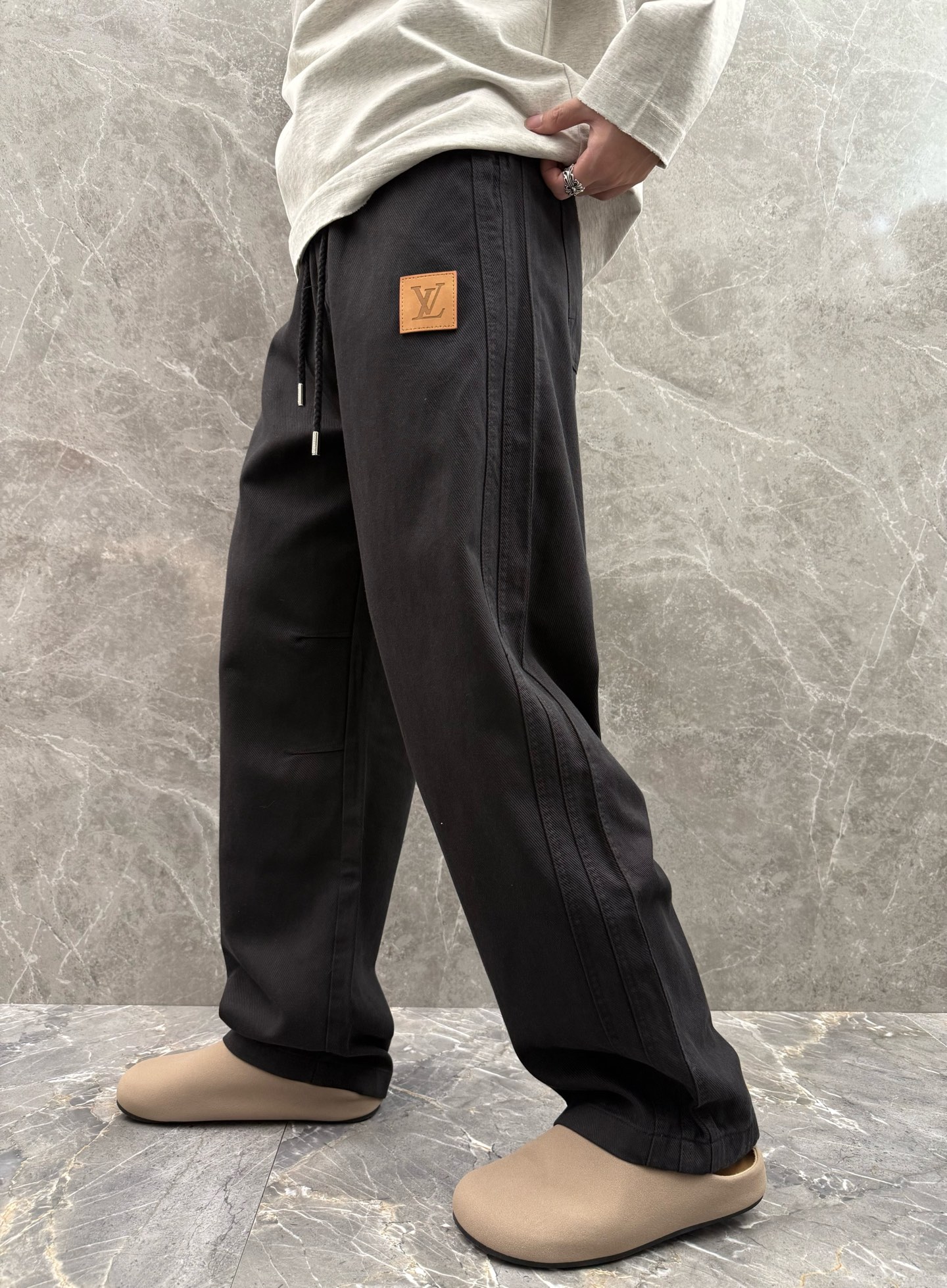 驴家🌈🌈新款休闲裤，采用优质高定面料，面料舒适透气，前面皮革logo设计，五金吊钟logo设计更加高档，