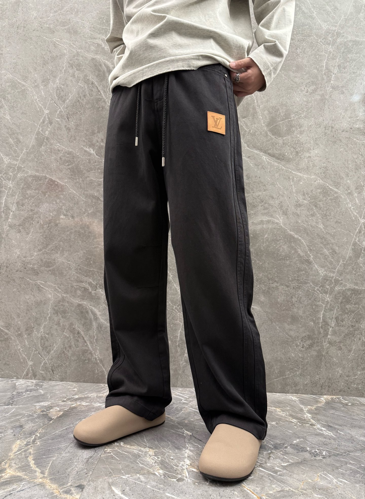 驴家🌈🌈新款休闲裤，采用优质高定面料，面料舒适透气，前面皮革logo设计，五金吊钟logo设计更加高档，