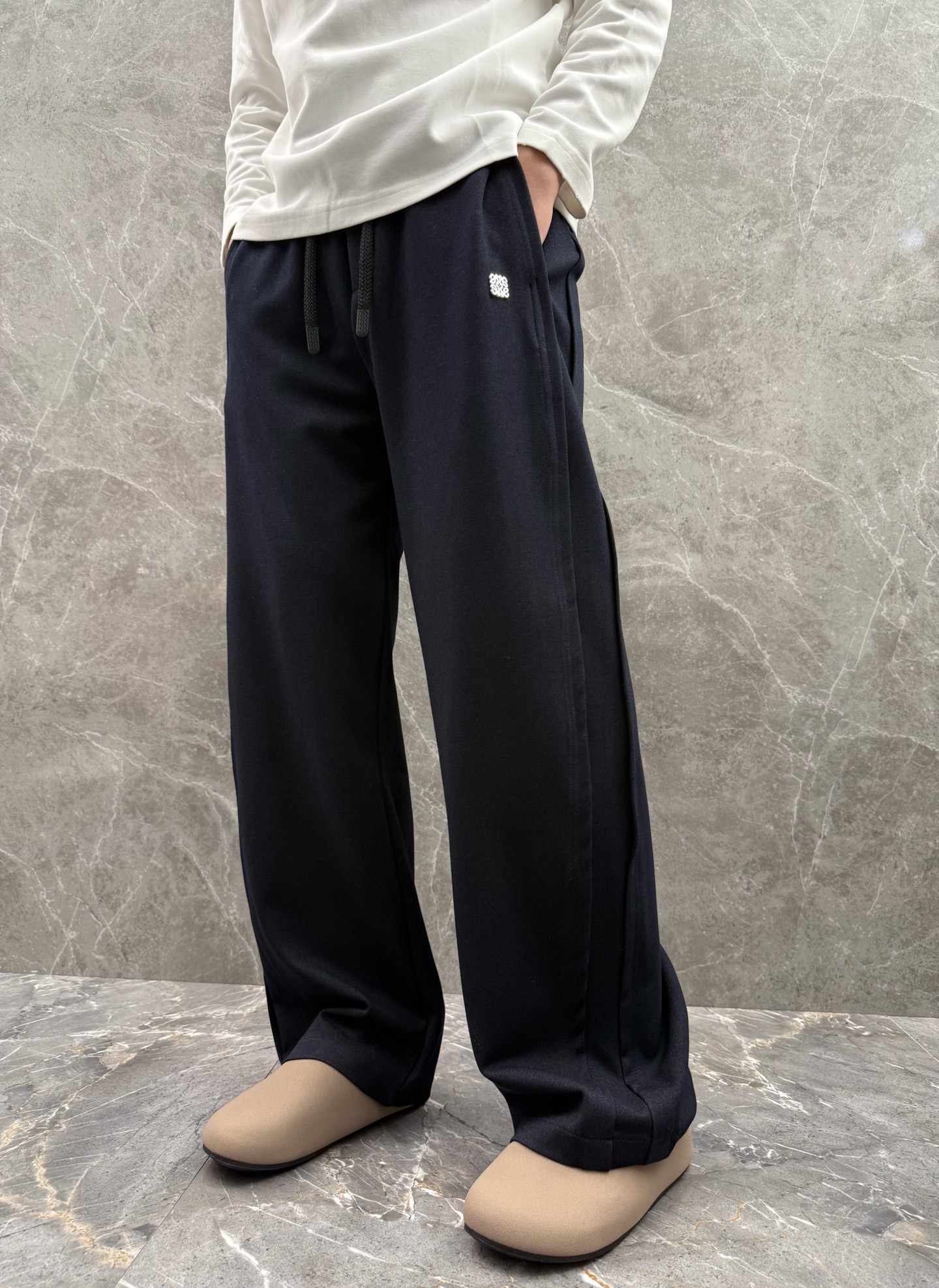 罗意威🌈🌈新款休闲裤，采用优质高定面料，面料舒适透气，手感柔软舒适，亲肤透气。前面五金logo设计，低调