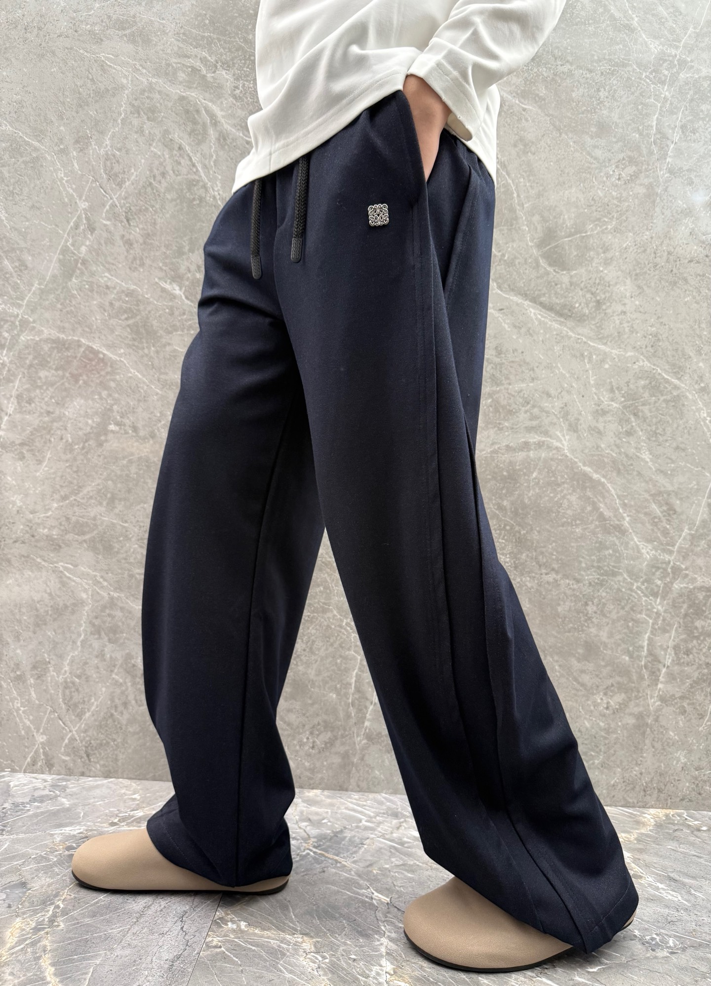 罗意威🌈🌈新款休闲裤，采用优质高定面料，面料舒适透气，手感柔软舒适，亲肤透气。前面五金logo设计，低调