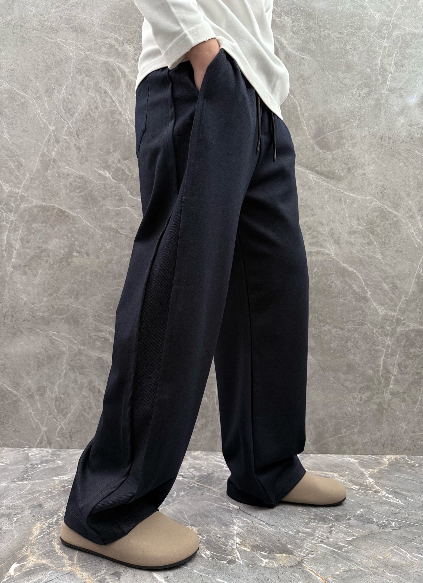 罗意威🌈🌈新款休闲裤，采用优质高定面料，面料舒适透气，手感柔软舒适，亲肤透气。前面五金logo设计，低调