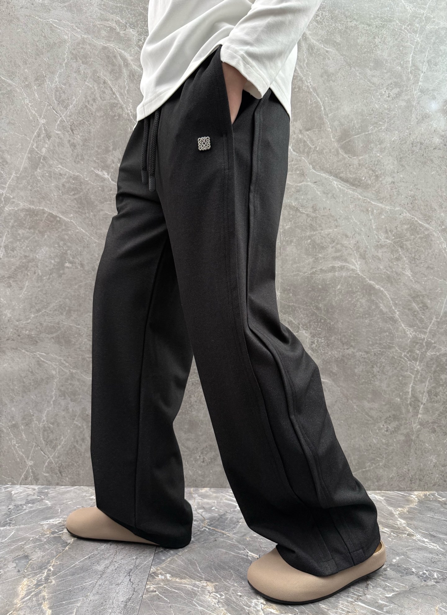 罗意威🌈🌈新款休闲裤，采用优质高定面料，面料舒适透气，手感柔软舒适，亲肤透气。前面五金logo设计，低调