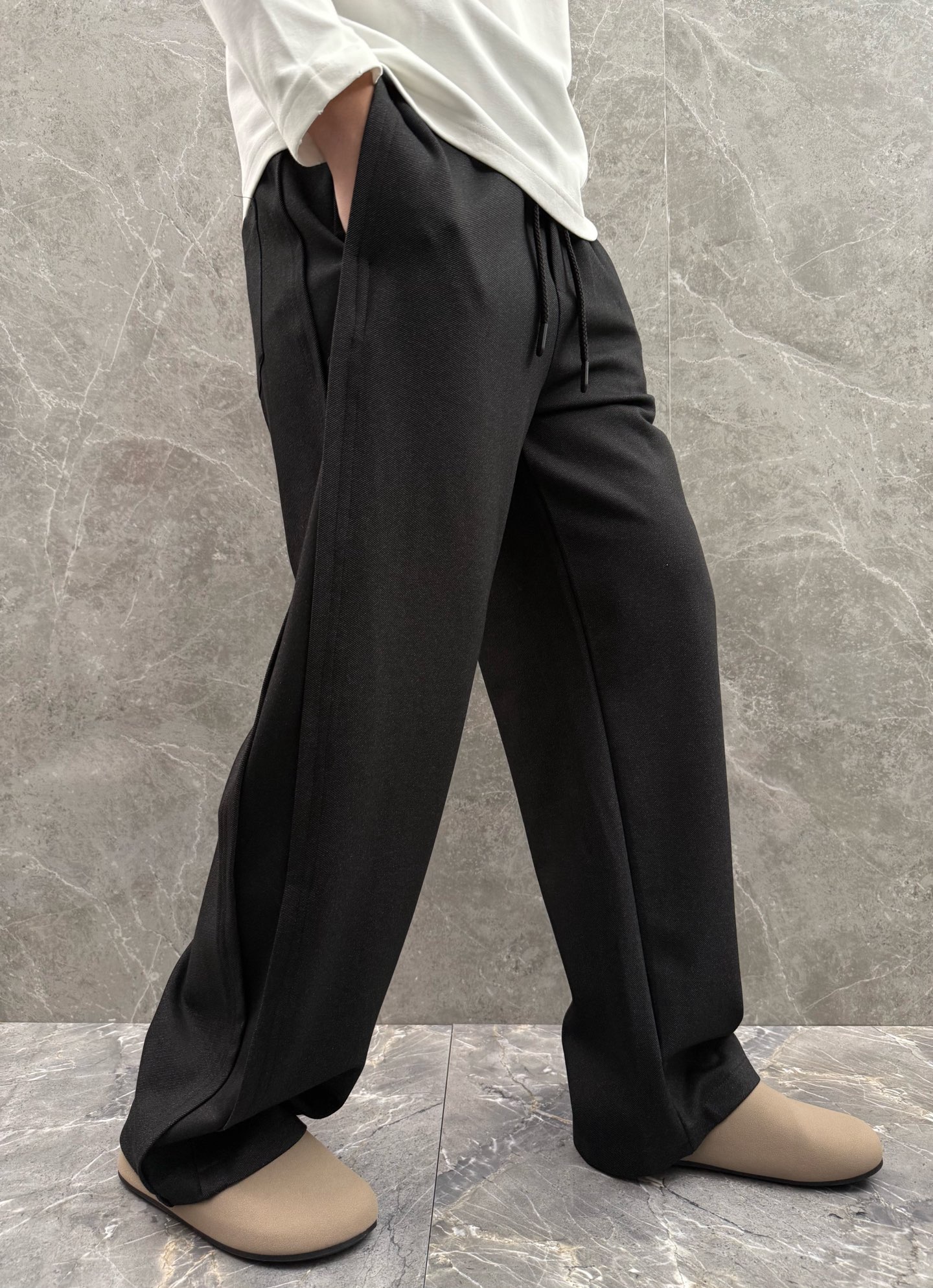 罗意威🌈🌈新款休闲裤，采用优质高定面料，面料舒适透气，手感柔软舒适，亲肤透气。前面五金logo设计，低调