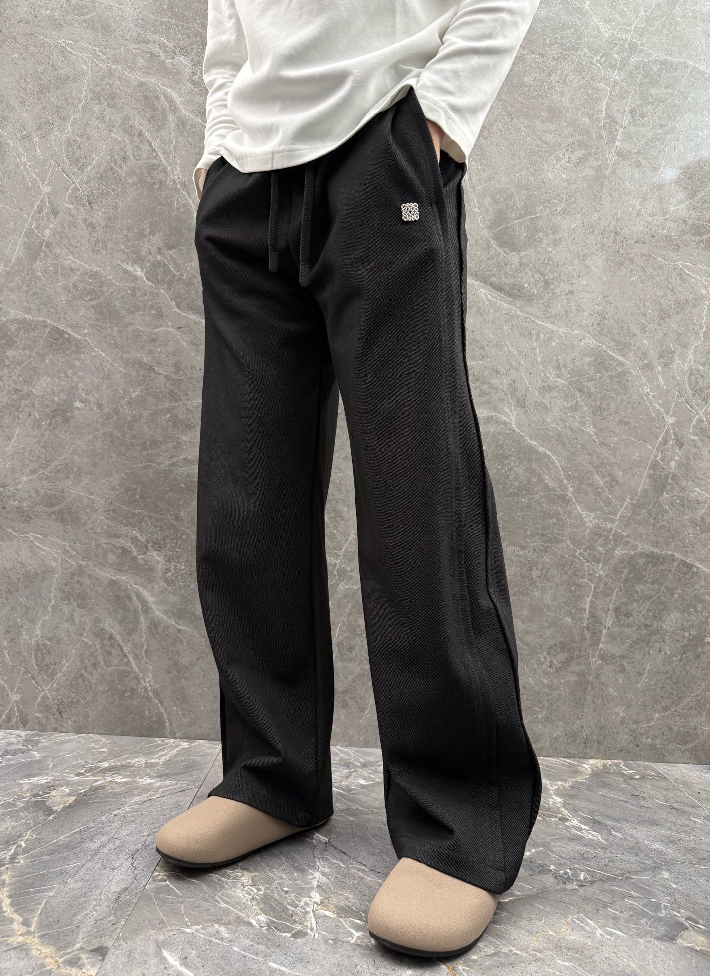 罗意威🌈🌈新款休闲裤，采用优质高定面料，面料舒适透气，手感柔软舒适，亲肤透气。前面五金logo设计，低调