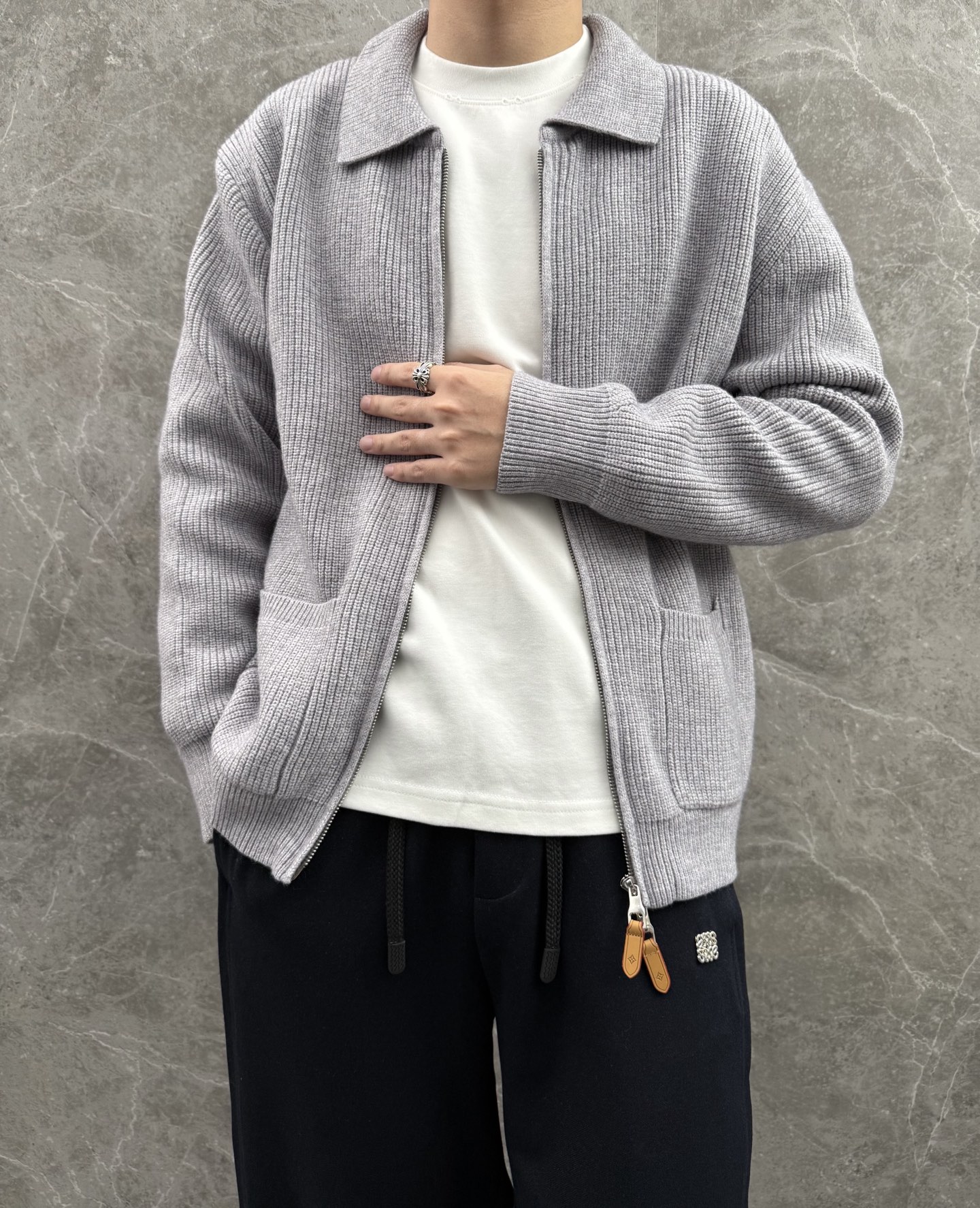 NO:565884,Lujia's new blended knitted cardigan sweater is made of cashmere and wool blended fabrics. It has a delicate and soft texture, is warm, lightweight, breathable, skin-friendly and comfortable. The knitted three-dimensional feel is full of tight hem. The back leather design is super good-looking!  Size S-XXL,,louis vuitton,louis vuitton,sweaters,alexander wang19860909驴家新款混纺针织开衫毛衣,采用羊绒和羊毛混纺面料,质感细腻柔软,温暖轻盈保暖而透气、亲肤舒适.针织立体感十足紧密衣摆.后皮革设计,超级好看！码数S-XXL,,louis vuitton,louis vuitton,sweaters,alexander wang,Men's clothing