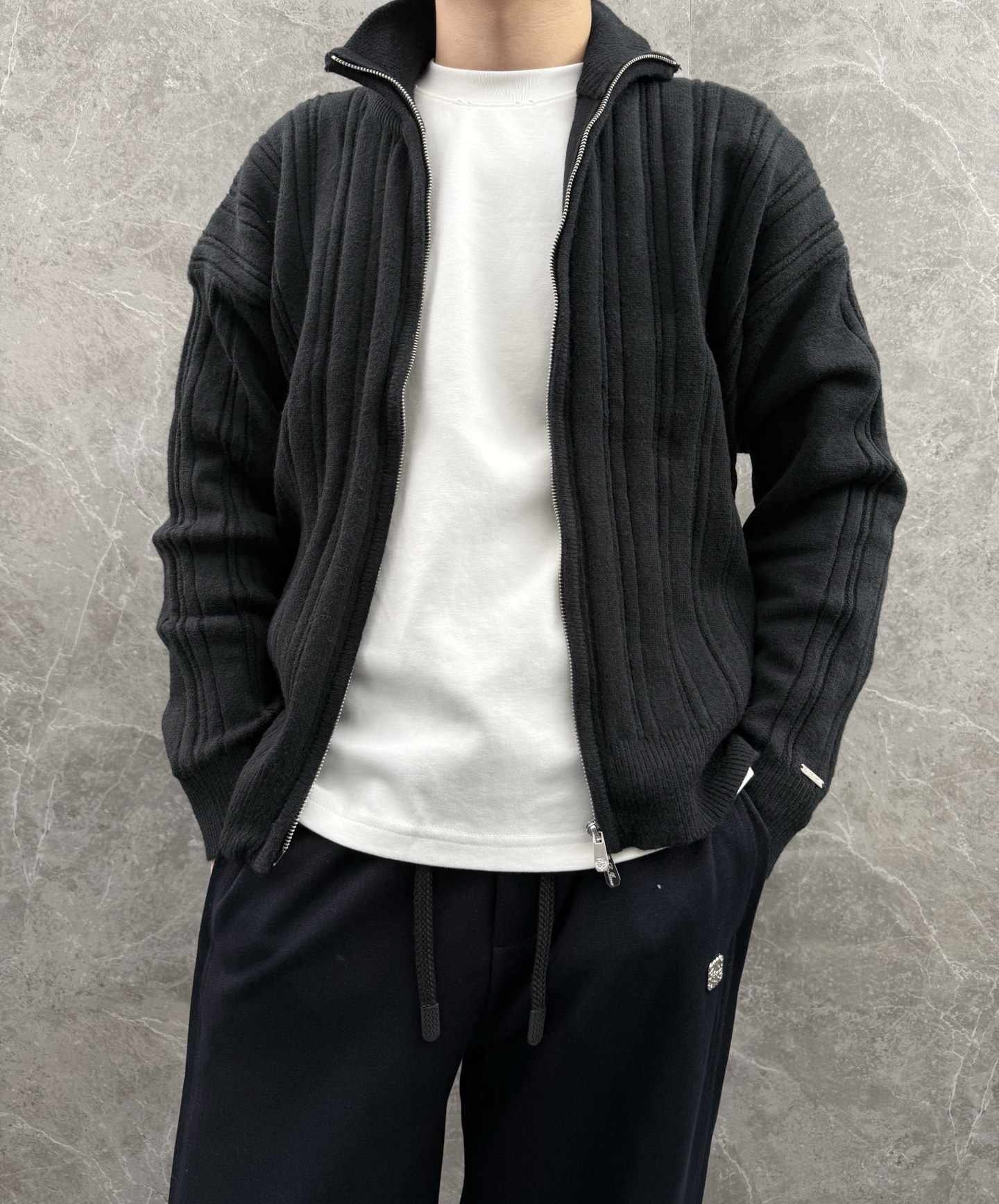 NO:565879,LP's new old-money style blended knitted cardigan sweater is made of cashmere and wool blended fabrics. It has a delicate and soft texture, is warm, lightweight, breathable, skin-friendly and comfortable. The knitted three-dimensional feel is full of tight hem, and the hardware logo design is super nice!  Size S-XXL,,loro piana,sweaters,alexander wang19860909LP新款老钱风混纺针织开衫毛衣,采用羊绒和羊毛混纺面料,质感细腻柔软,温暖轻盈保暖而透气、亲肤舒适.针织立体感十足紧密衣摆,五金logo设计,超级好看！码数S-XXL,,loro piana,sweaters,alexander wang,Men's clothing