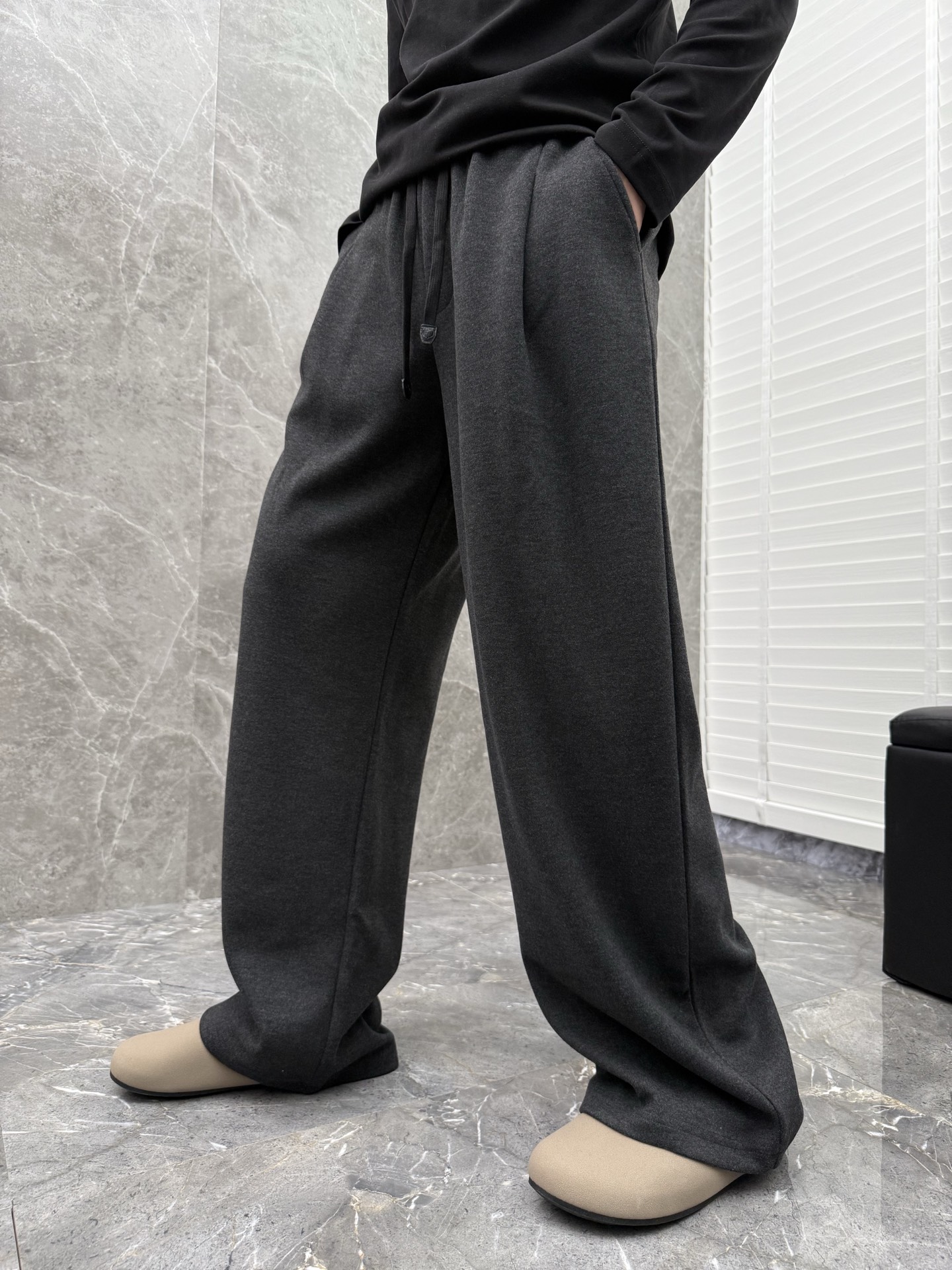 lP🆕🌈🌈新款羊毛休闲裤，采用羊毛面料打造，舒适保暖轻肤软糯，非常有垂感不显臃肿。前面皮标设计，五金细节