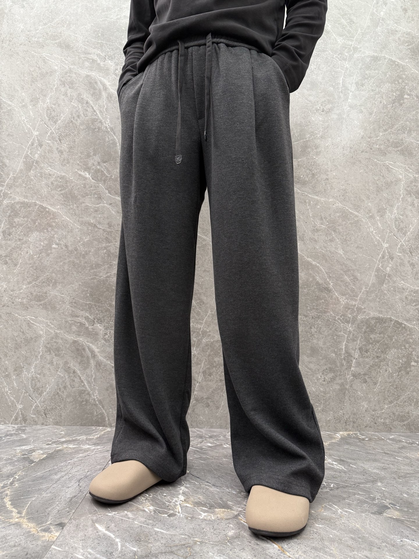 lP🆕🌈🌈新款羊毛休闲裤，采用羊毛面料打造，舒适保暖轻肤软糯，非常有垂感不显臃肿。前面皮标设计，五金细节